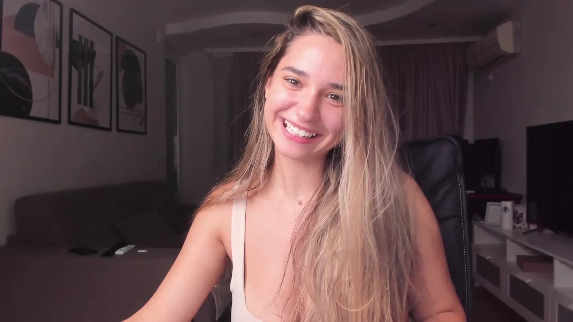 Gallery image thumbnail from Erika_higgins's myfreecams stream on, 07/21/2023, 20:04 image 4 of 20