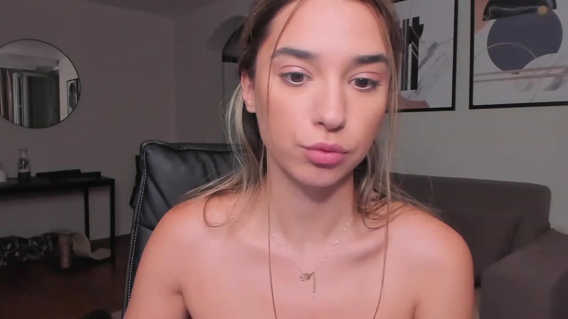 Gallery image thumbnail from Erika_higgins's myfreecams stream on, 08/14/2023, 20:18 image 15 of 20