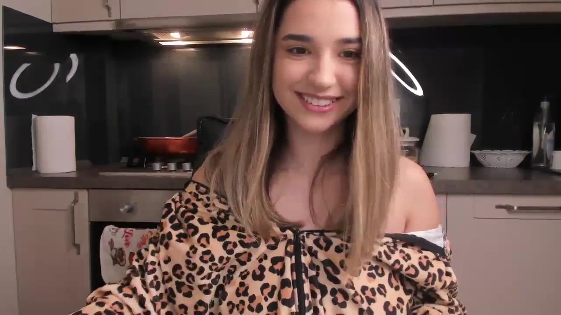 Gallery image thumbnail from Erika_higgins's myfreecams stream on, 12/20/2023, 16:17 image 4 of 20