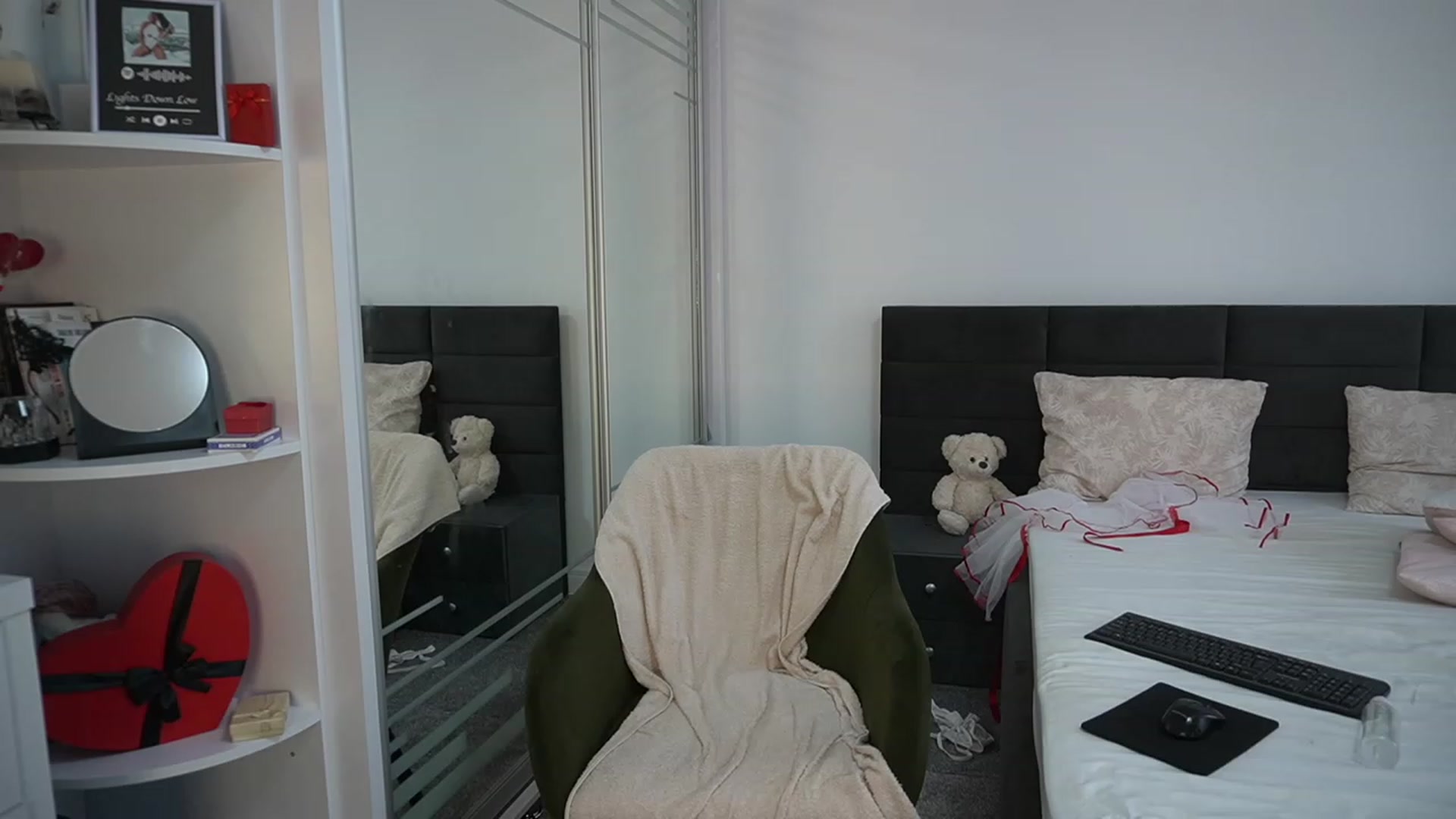 Gallery image thumbnail from Erikabee's myfreecams stream on, 05/01/2023, 11:06 image 5 of 20