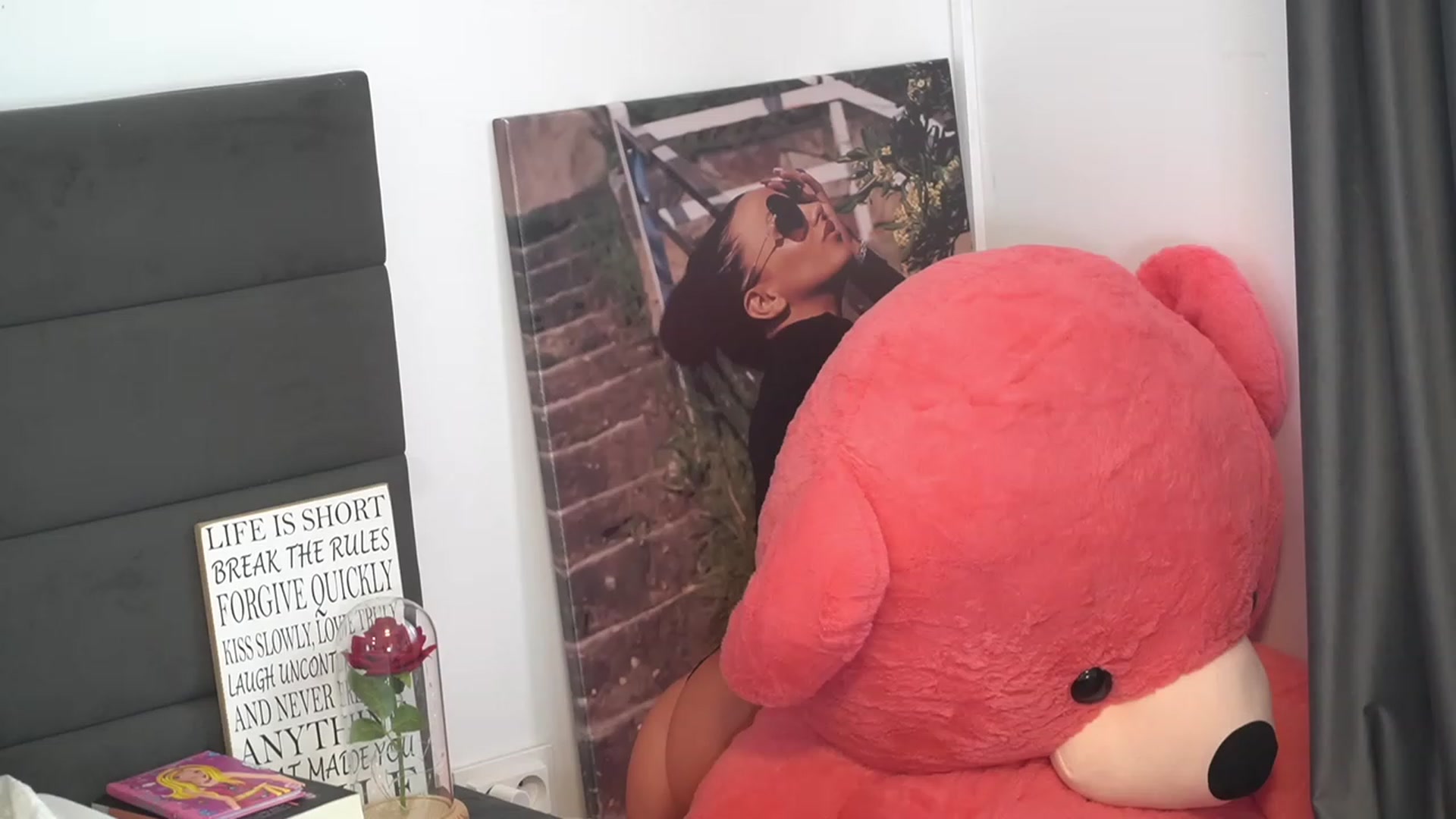 Gallery image thumbnail from Erikabee's myfreecams stream on, 03/11/2024, 10:27 image 19 of 20