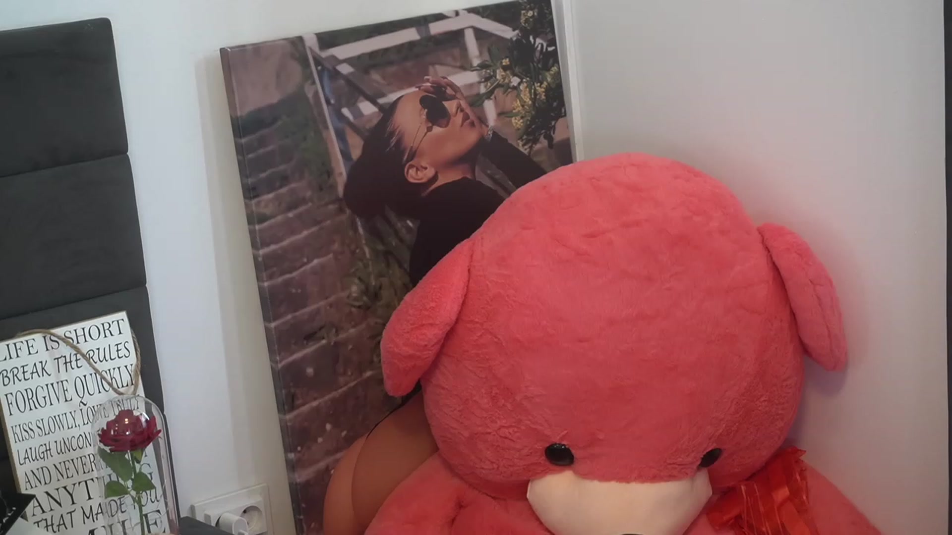 Gallery image thumbnail from Erikabee's myfreecams stream on, 03/17/2024, 10:41 image 8 of 20