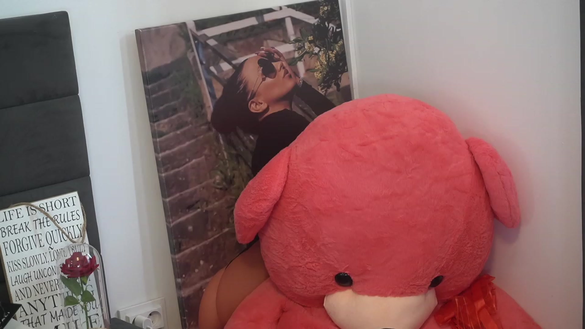 Gallery image thumbnail from Erikabee's myfreecams stream on, 03/17/2024, 10:41 image 7 of 20