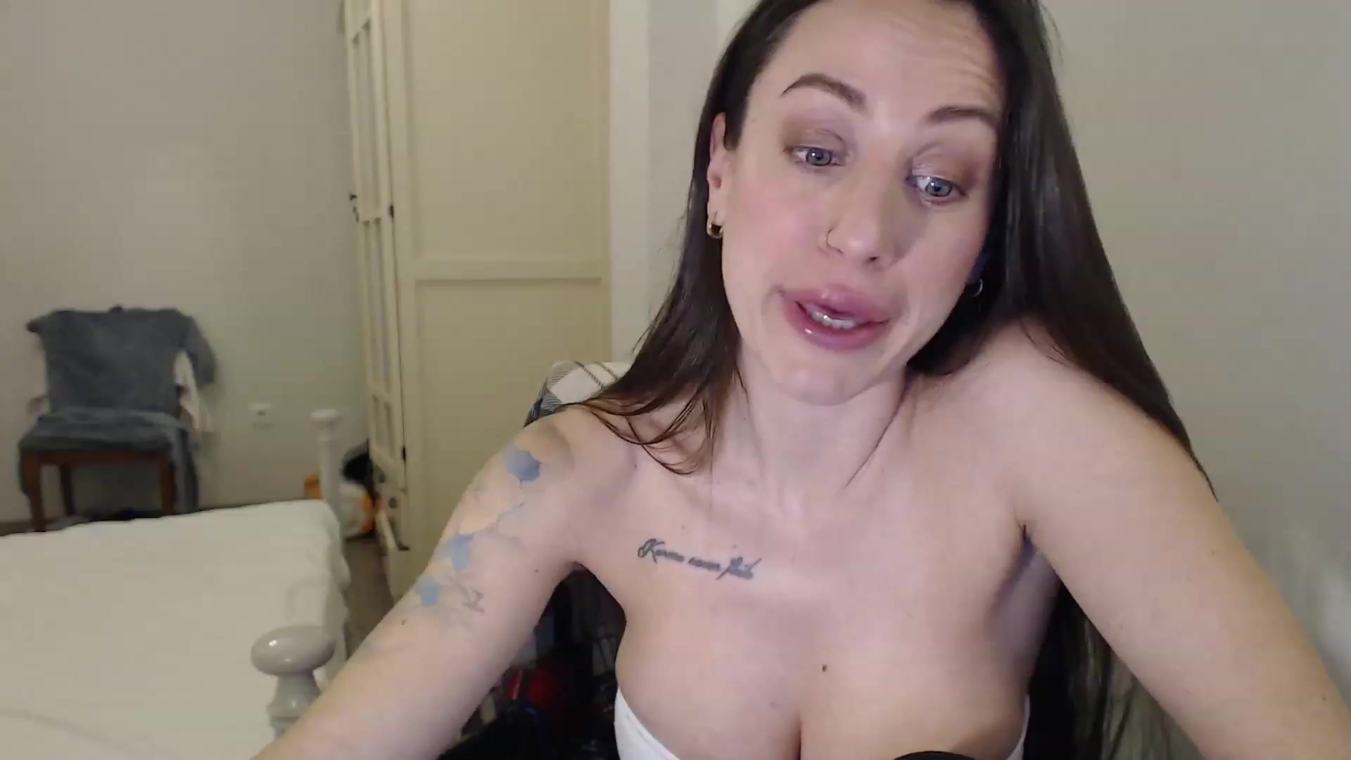 Gallery image thumbnail from ErikasMagic's myfreecams stream on, 02/13/2023, 20:29 image 2 of 20