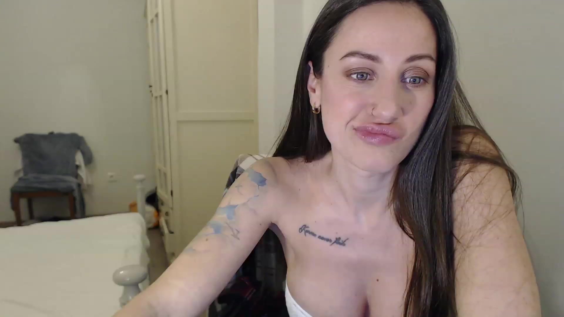 Gallery image thumbnail from ErikasMagic's myfreecams stream on, 02/13/2023, 20:29 image 6 of 20