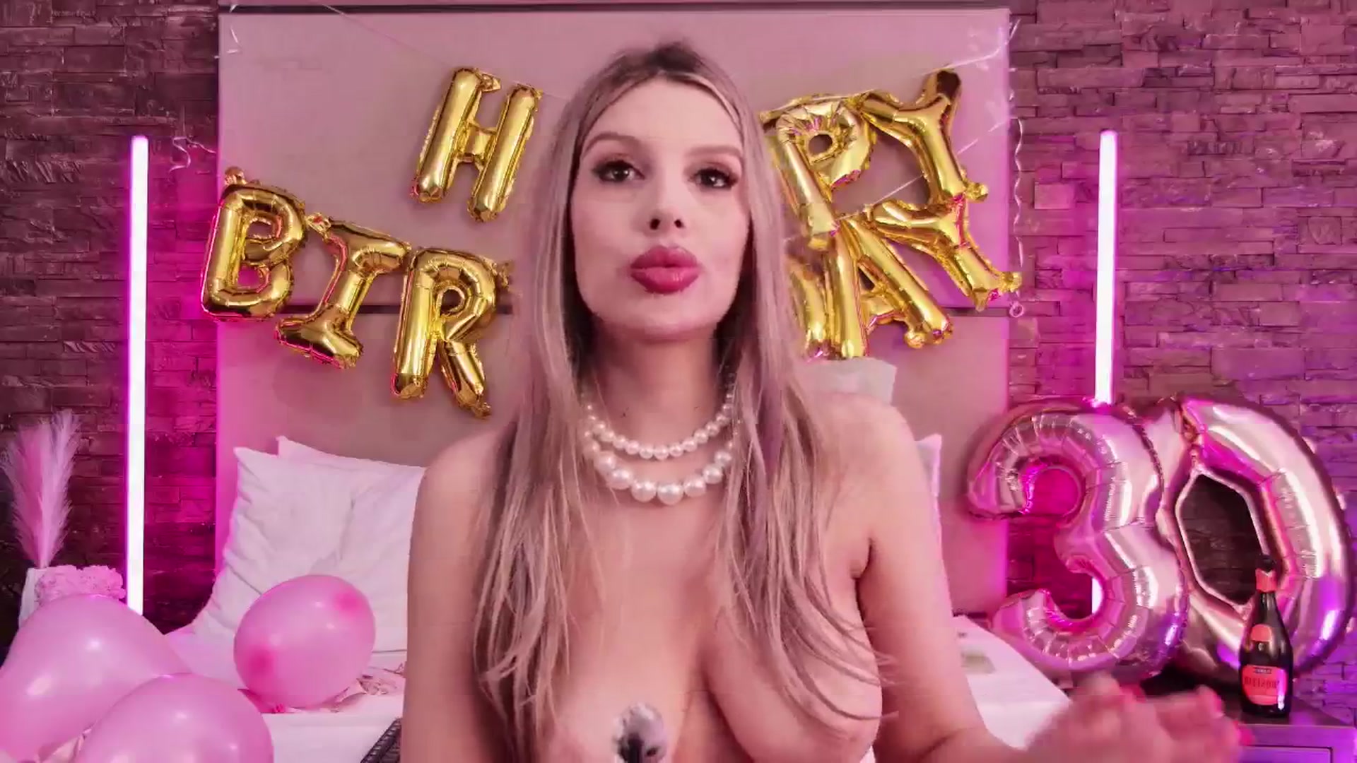 Gallery image thumbnail from ErinHartX's myfreecams stream on, 02/10/2025, 24:45 image 15 of 20