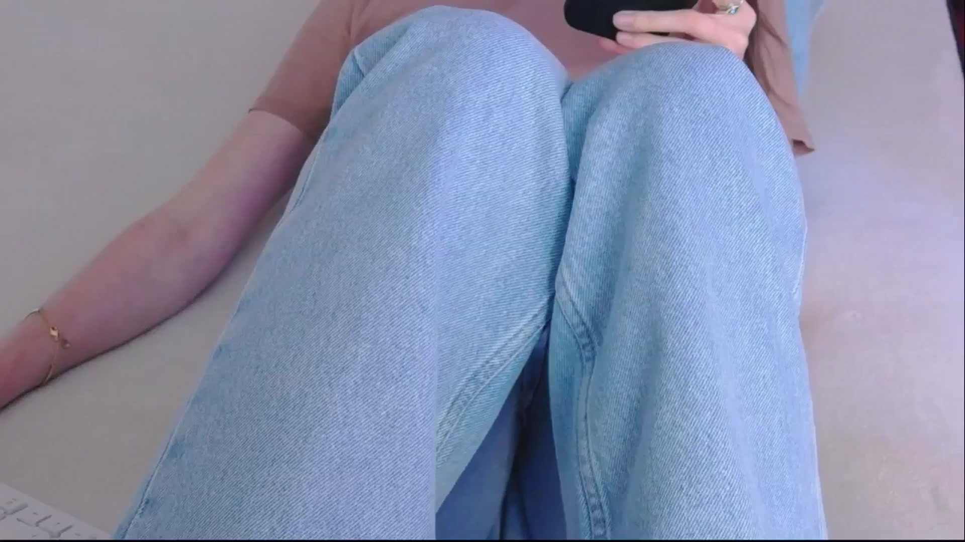 Gallery image thumbnail from ErinOn's myfreecams stream on, 06/15/2025, 14:39 image 2 of 20