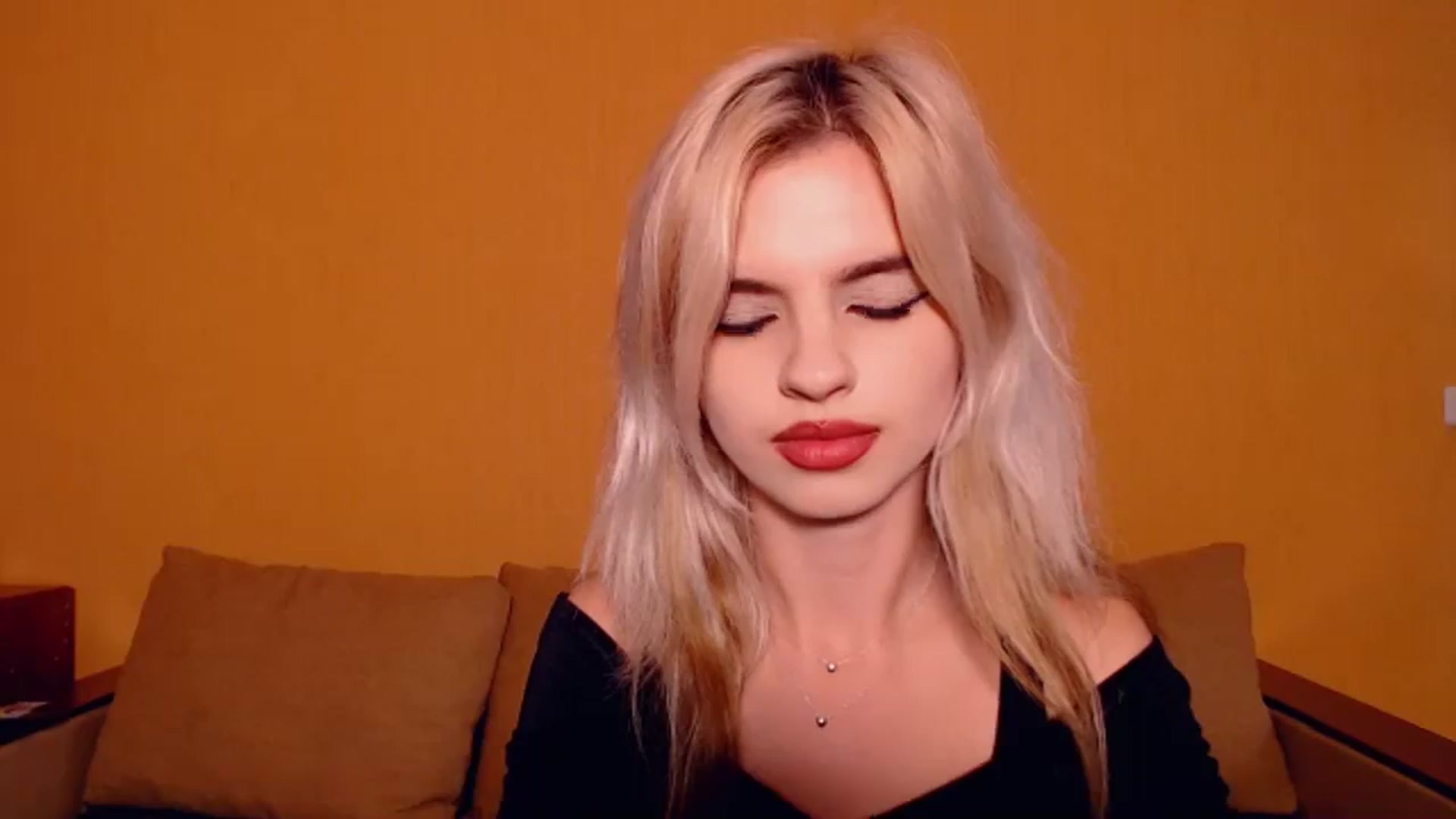 Gallery image thumbnail from Erineys's myfreecams stream on, 10/21/2023, 13:10 image 7 of 20