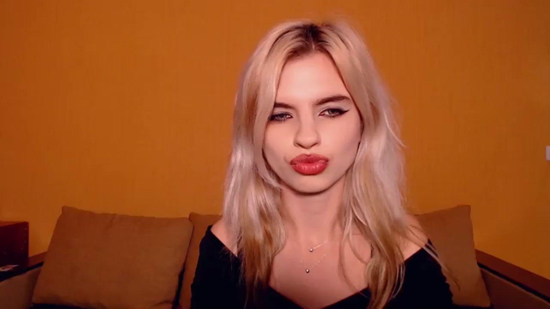 Gallery image thumbnail from Erineys's myfreecams stream on, 10/21/2023, 13:10 image 19 of 20
