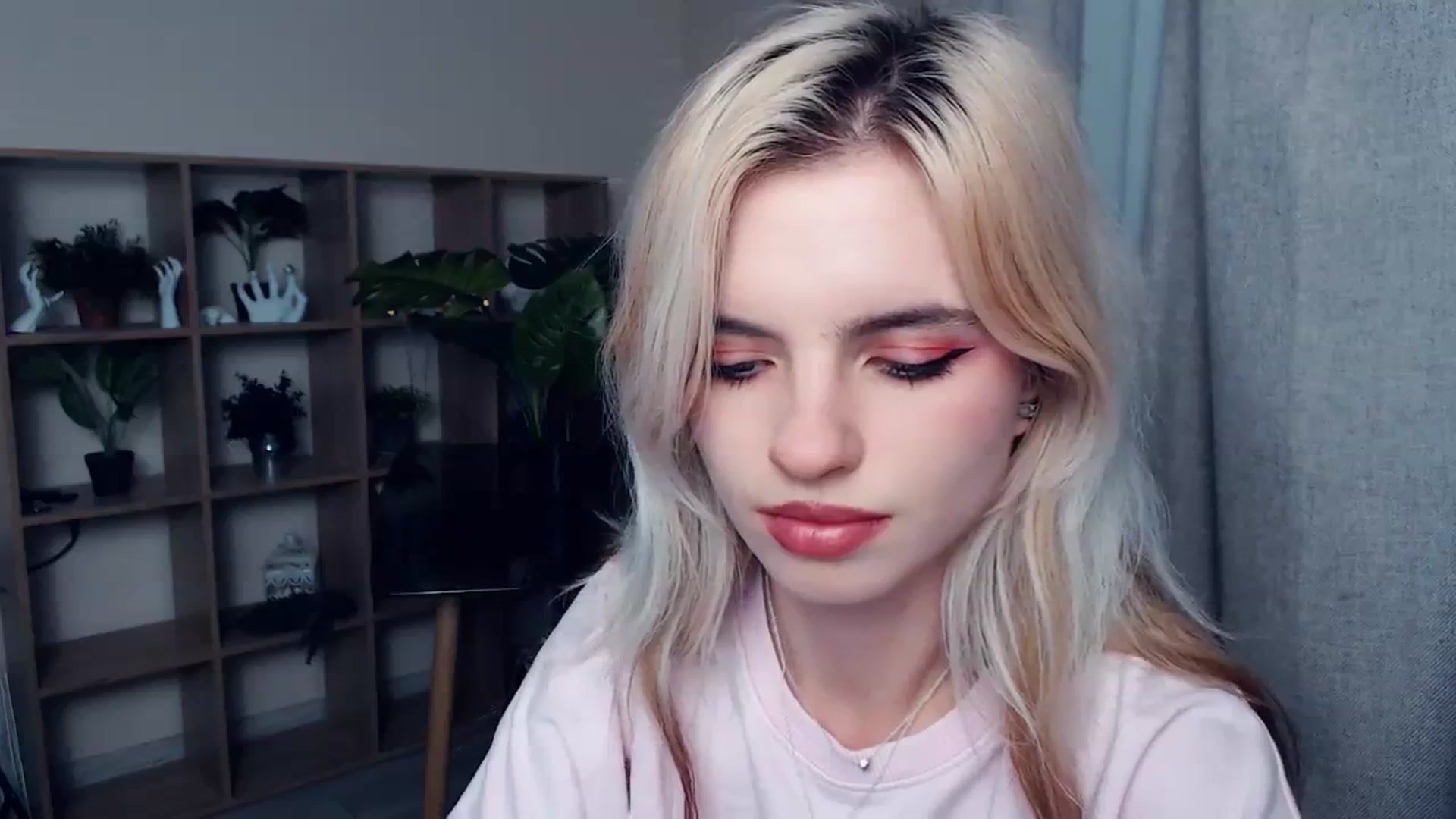 Gallery image thumbnail from Erineys's myfreecams stream on, 10/22/2023, 16:21 image 17 of 20