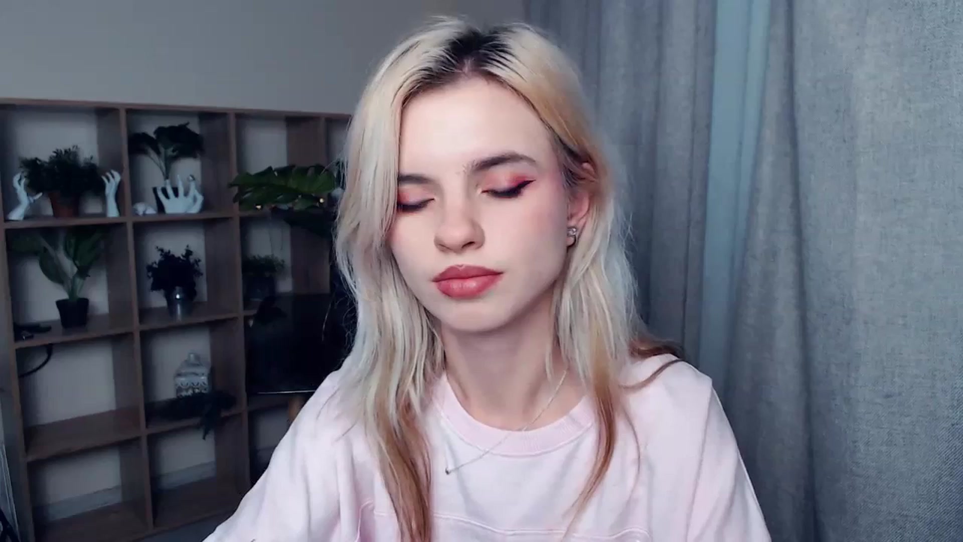 Gallery image thumbnail from Erineys's myfreecams stream on, 10/22/2023, 16:21 image 5 of 20