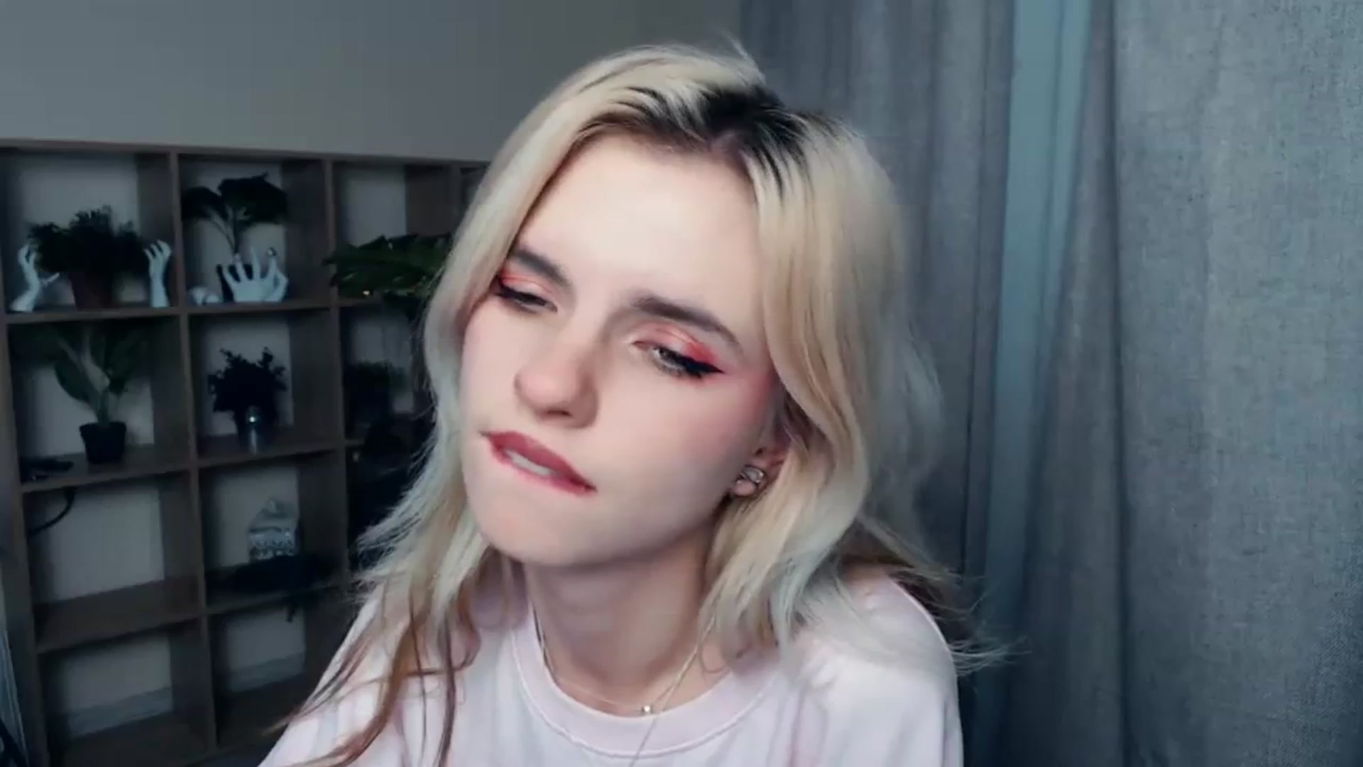 Gallery image thumbnail from Erineys's myfreecams stream on, 10/22/2023, 16:32 image 4 of 20