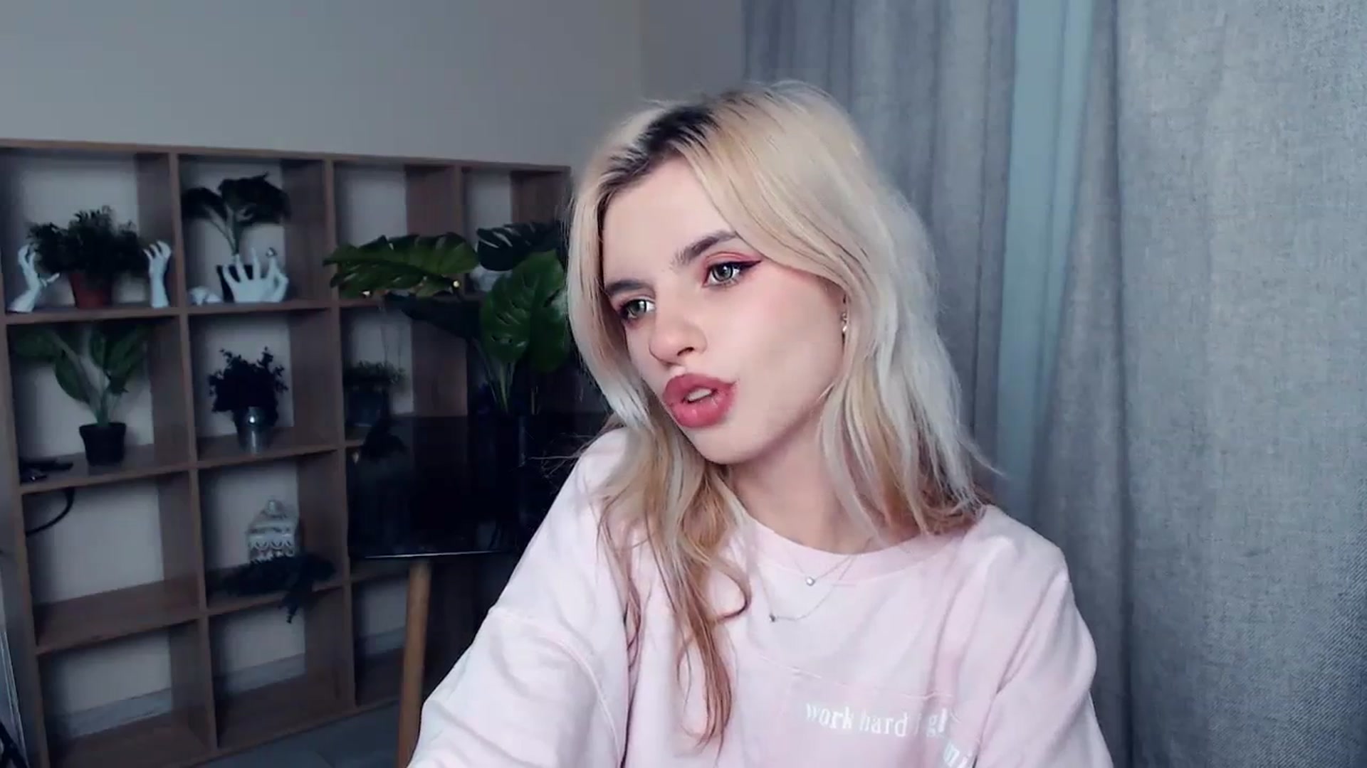 Gallery image thumbnail from Erineys's myfreecams stream on, 10/22/2023, 16:32 image 16 of 20