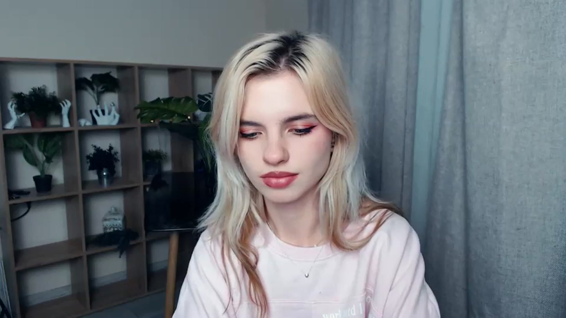 Gallery image thumbnail from Erineys's myfreecams stream on, 10/22/2023, 16:32 image 3 of 20