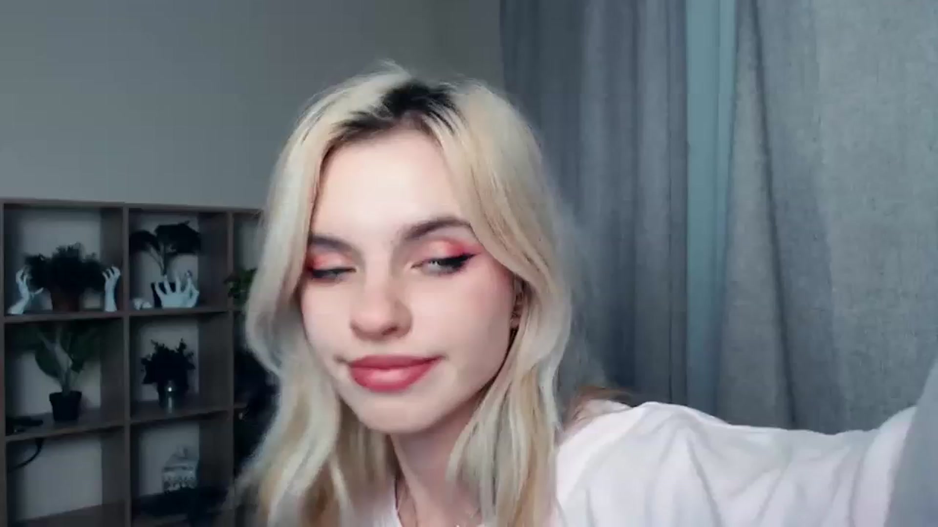 Gallery image thumbnail from Erineys's myfreecams stream on, 10/22/2023, 16:47 image 1 of 20