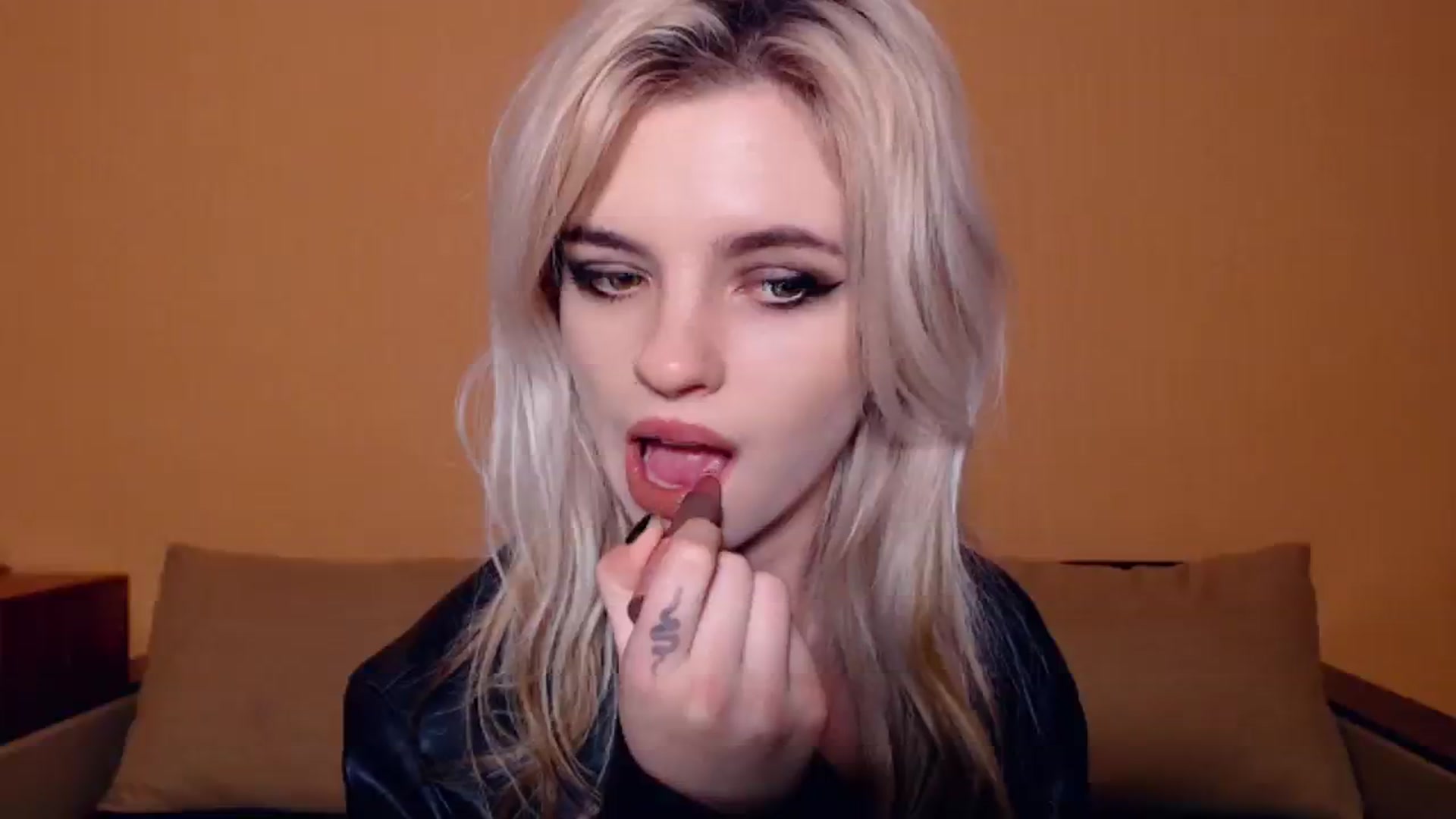 Gallery image thumbnail from Erineys's myfreecams stream on, 10/30/2023, 18:17 image 11 of 20