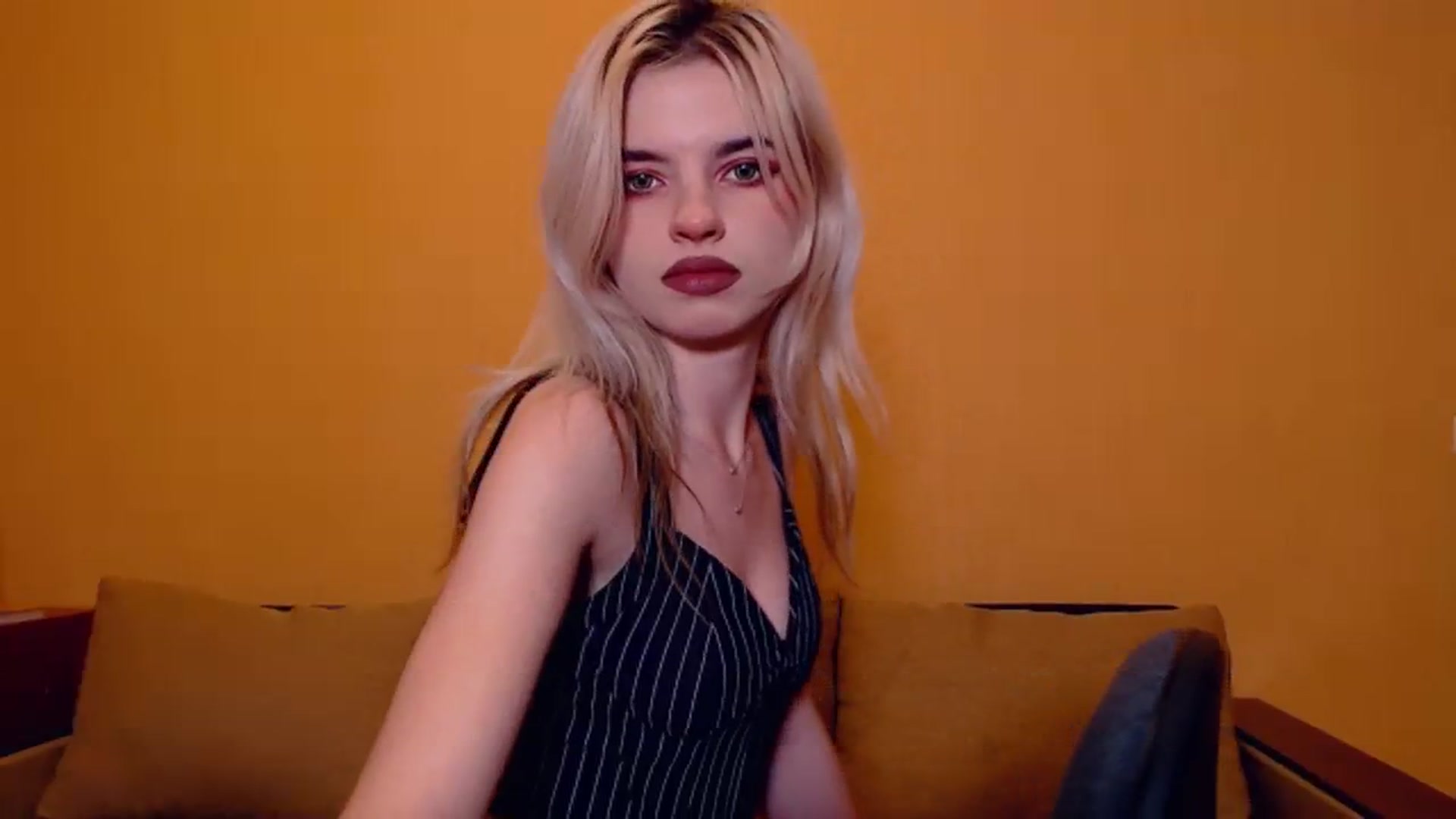 Gallery image thumbnail from Erineys's myfreecams stream on, 11/11/2023, 17:20 image 15 of 20