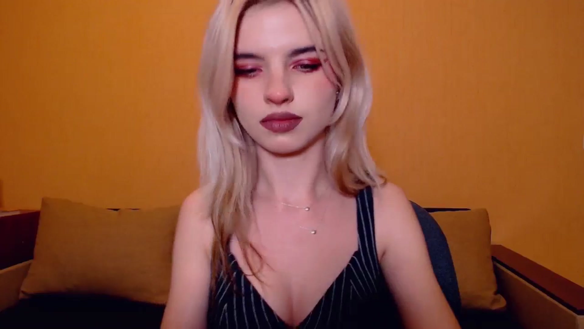 Gallery image thumbnail from Erineys's myfreecams stream on, 11/11/2023, 17:20 image 9 of 20