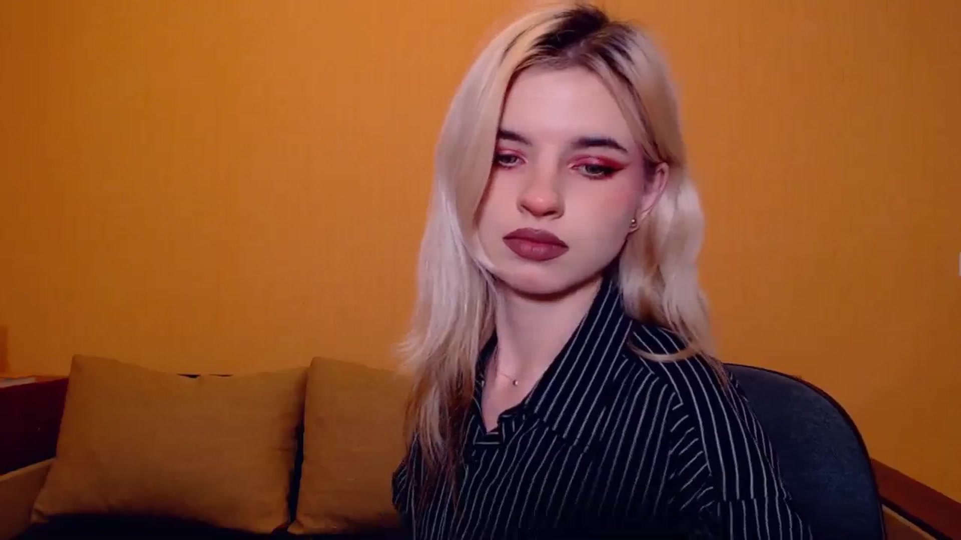 Gallery image thumbnail from Erineys's myfreecams stream on, 11/11/2023, 17:20 image 2 of 20