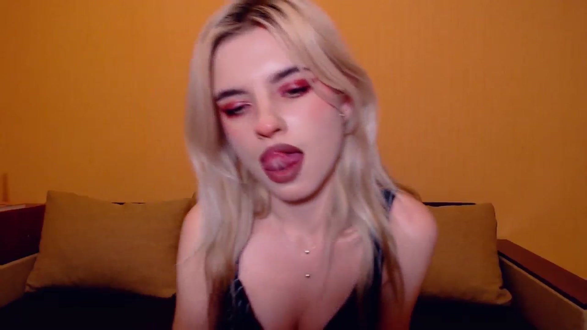 Gallery image thumbnail from Erineys's myfreecams stream on, 11/11/2023, 17:20 image 18 of 20