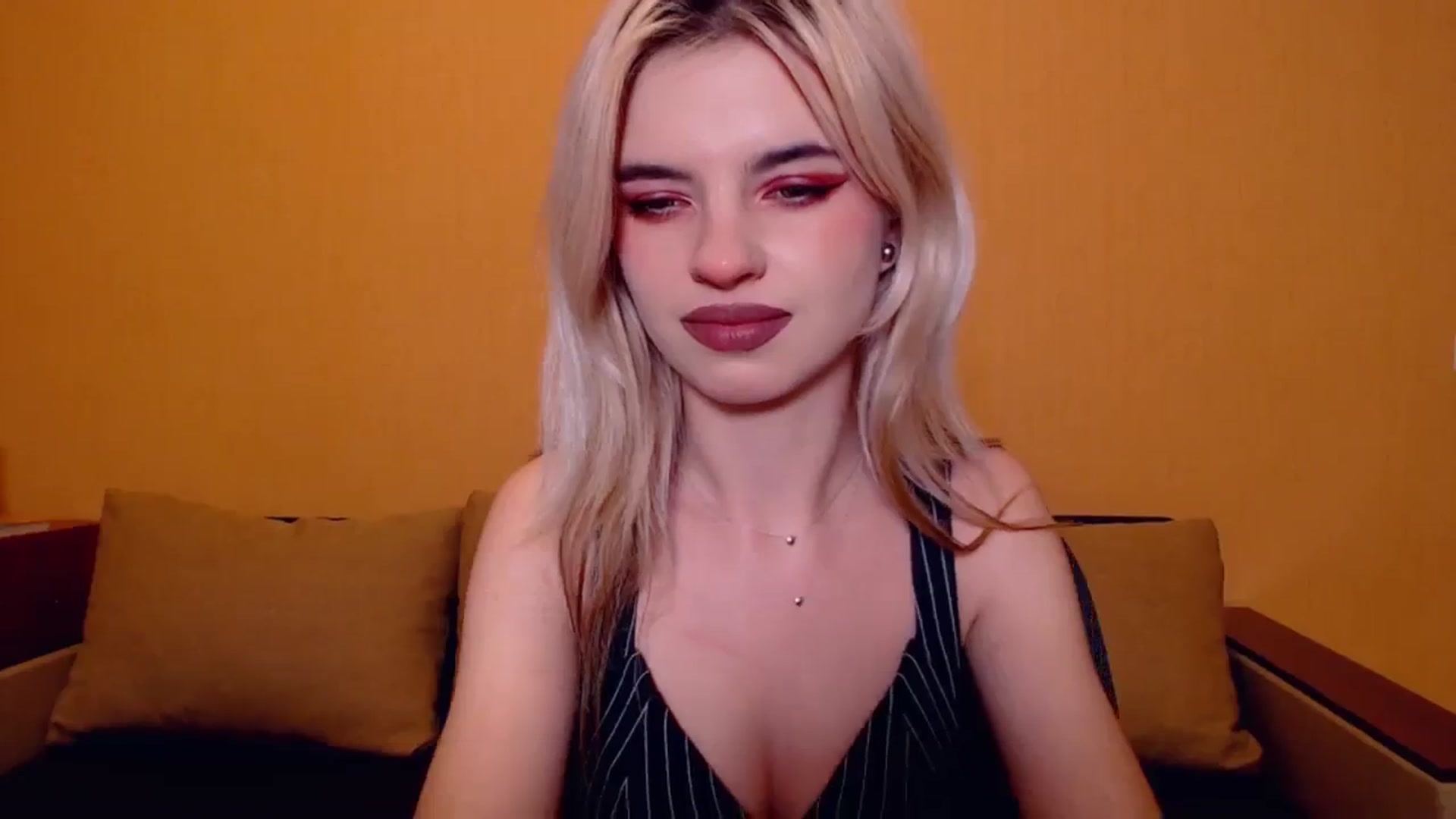 Gallery image thumbnail from Erineys's myfreecams stream on, 11/11/2023, 17:20 image 7 of 20