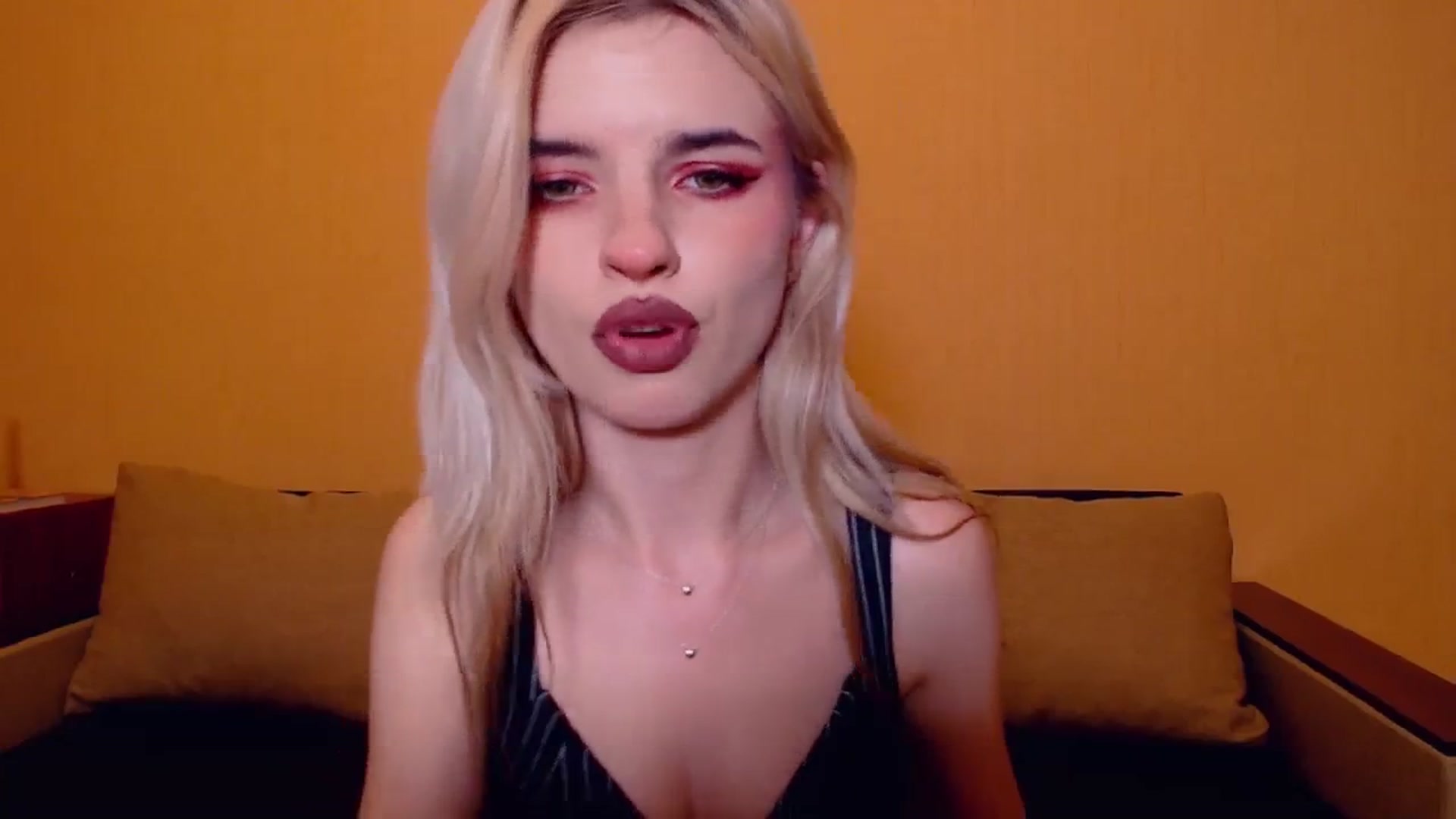 Gallery image thumbnail from Erineys's myfreecams stream on, 11/11/2023, 18:00 image 10 of 20