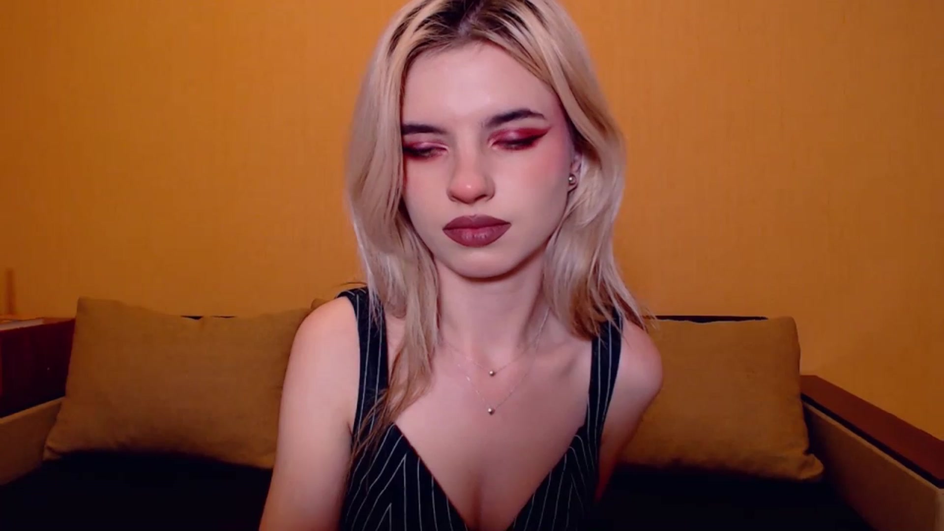 Gallery image thumbnail from Erineys's myfreecams stream on, 11/11/2023, 18:00 image 16 of 20