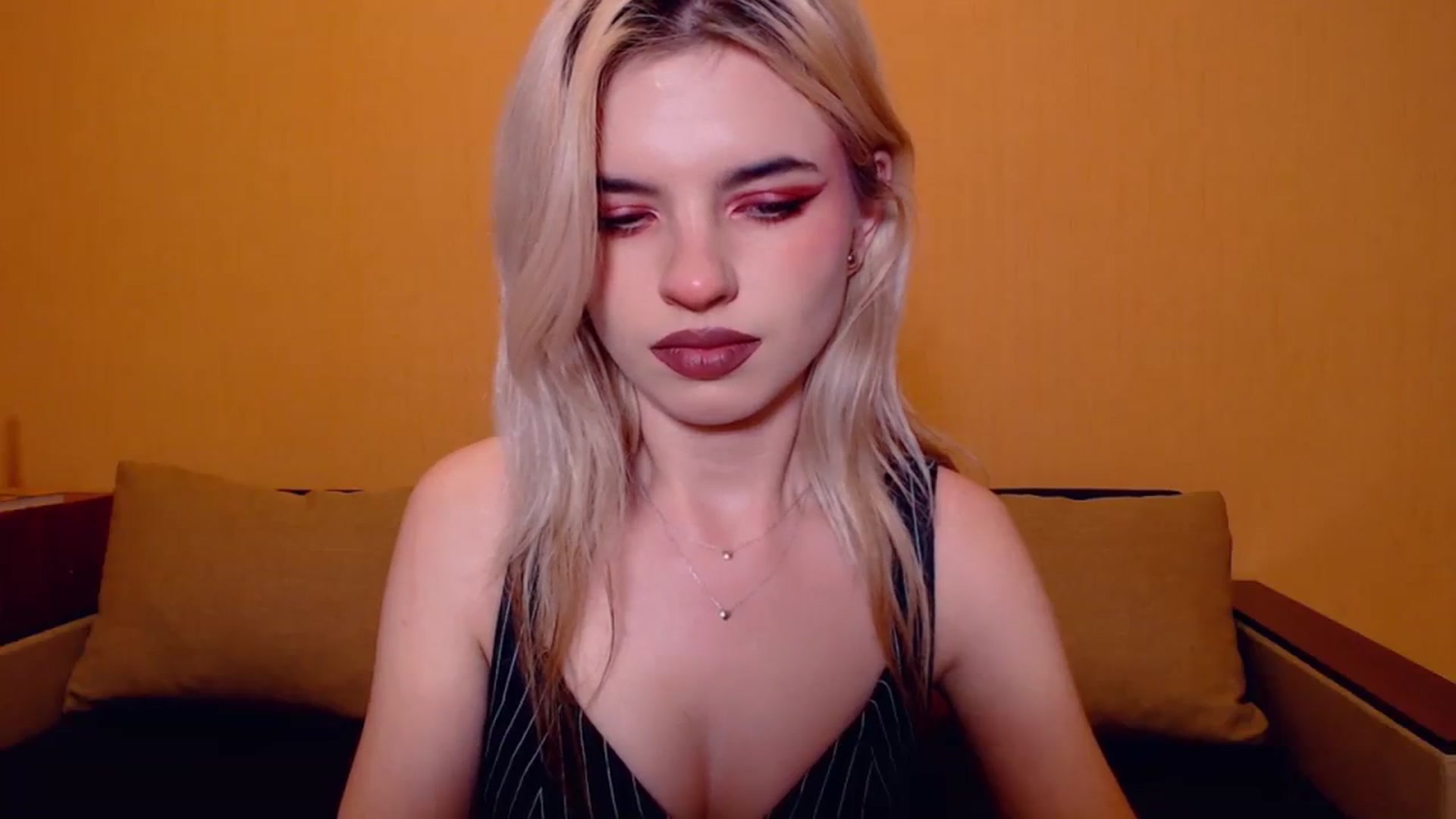 Gallery image thumbnail from Erineys's myfreecams stream on, 11/11/2023, 18:00 image 4 of 20