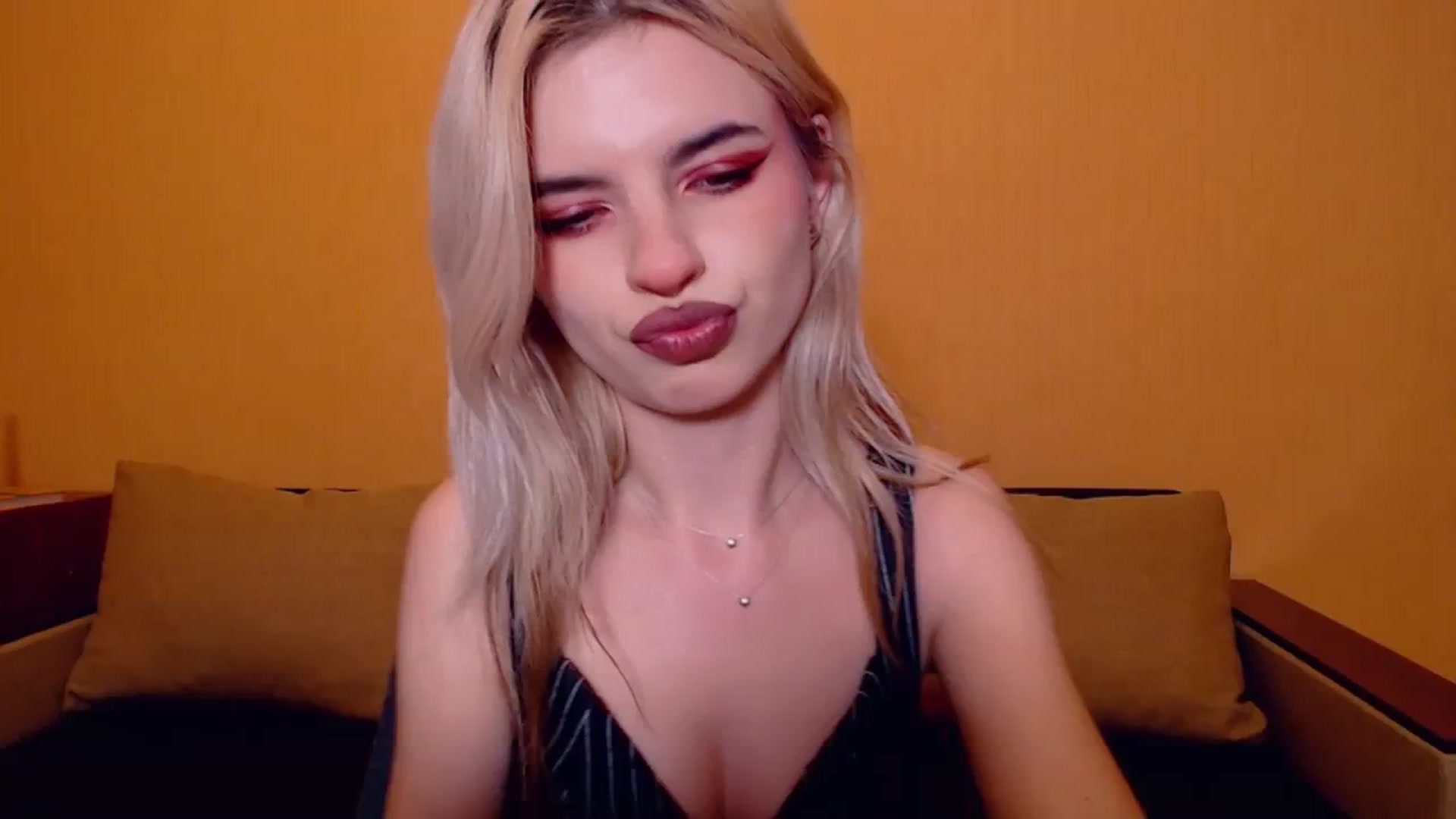 Gallery image thumbnail from Erineys's myfreecams stream on, 11/11/2023, 18:00 image 1 of 20