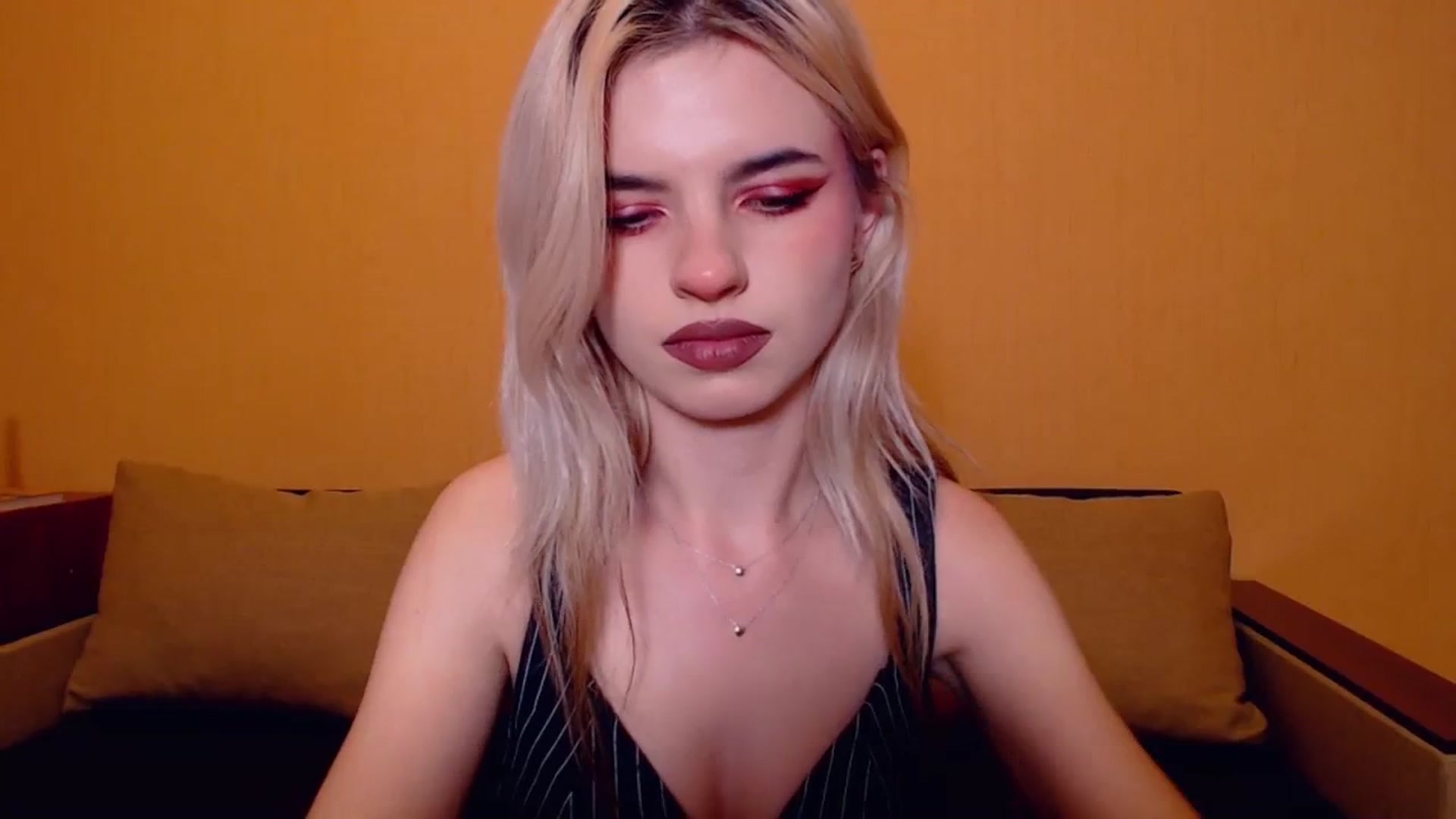 Gallery image thumbnail from Erineys's myfreecams stream on, 11/11/2023, 18:00 image 5 of 20