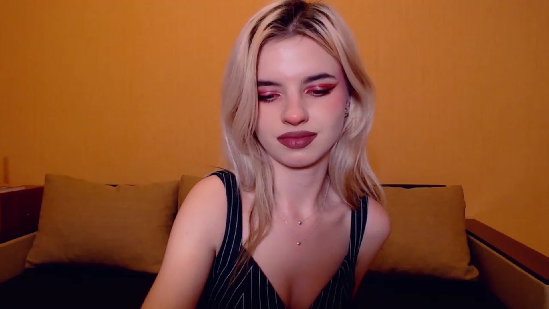 Gallery image thumbnail from Erineys's myfreecams stream on, 11/11/2023, 18:00 image 19 of 20