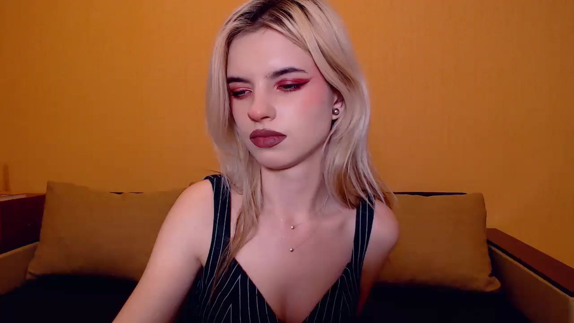 Gallery image thumbnail from Erineys's myfreecams stream on, 11/11/2023, 18:00 image 17 of 20