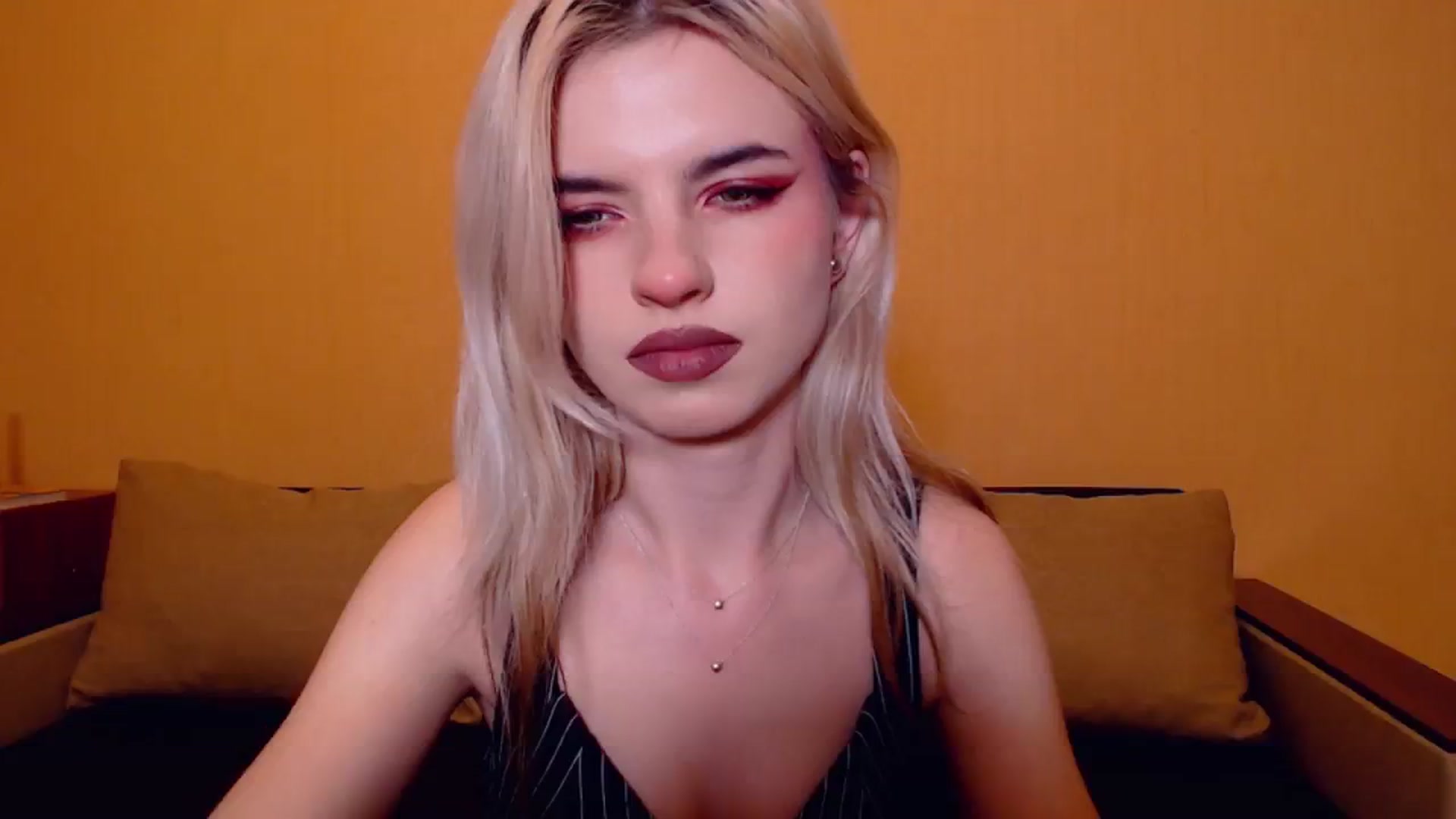 Gallery image thumbnail from Erineys's myfreecams stream on, 11/11/2023, 18:00 image 12 of 20