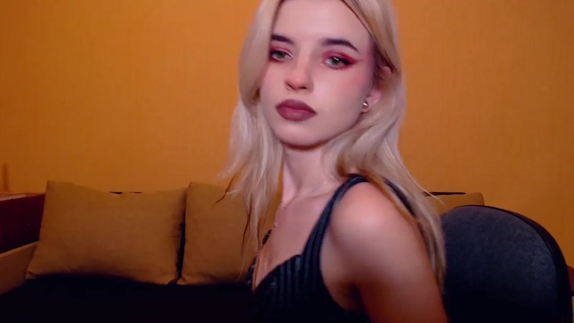 Gallery image thumbnail from Erineys's myfreecams stream on, 11/11/2023, 18:35 image 7 of 20