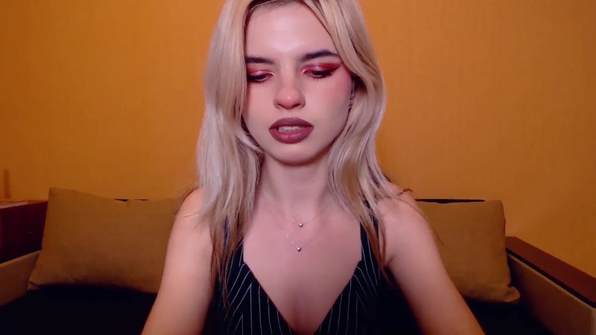 Gallery image thumbnail from Erineys's myfreecams stream on, 11/11/2023, 18:35 image 4 of 20
