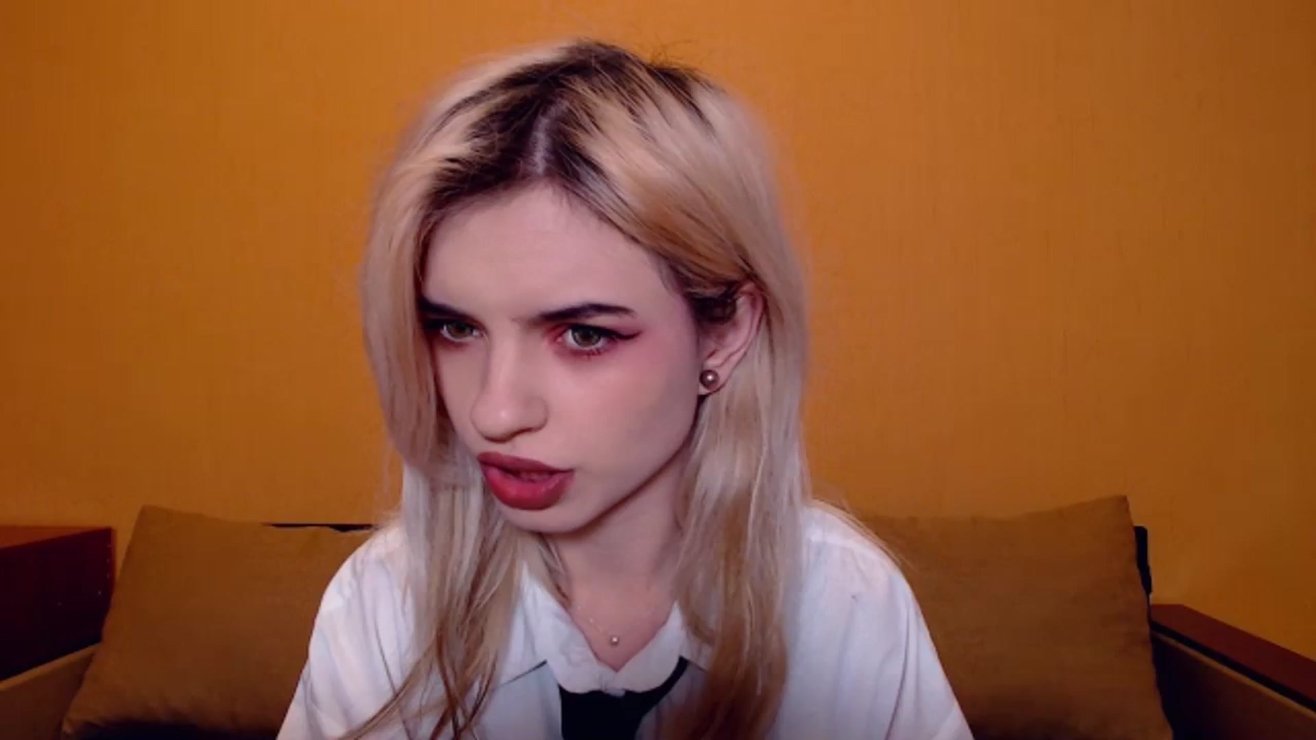 Gallery image thumbnail from Erineys's myfreecams stream on, 11/20/2023, 15:14 image 10 of 20