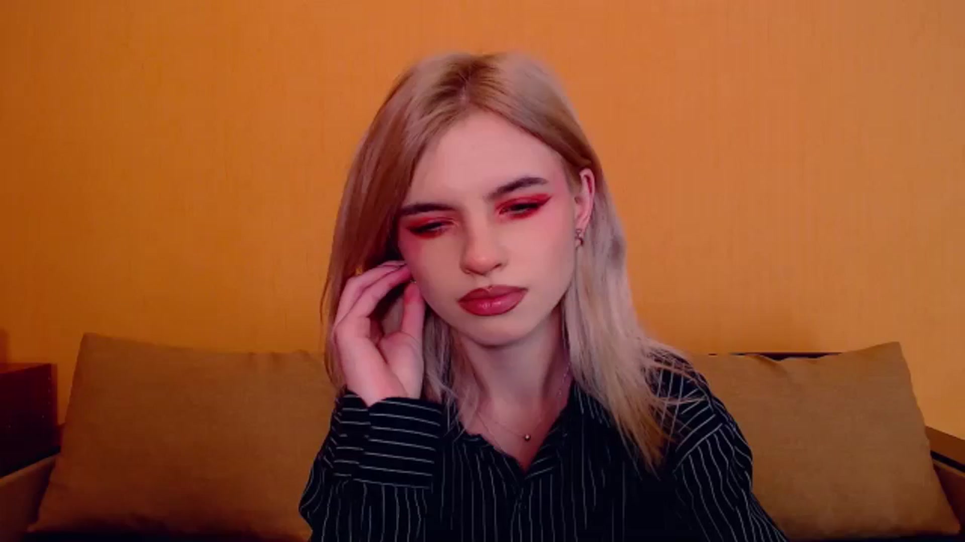 Gallery image thumbnail from Erineys's myfreecams stream on, 12/01/2023, 18:38 image 8 of 20