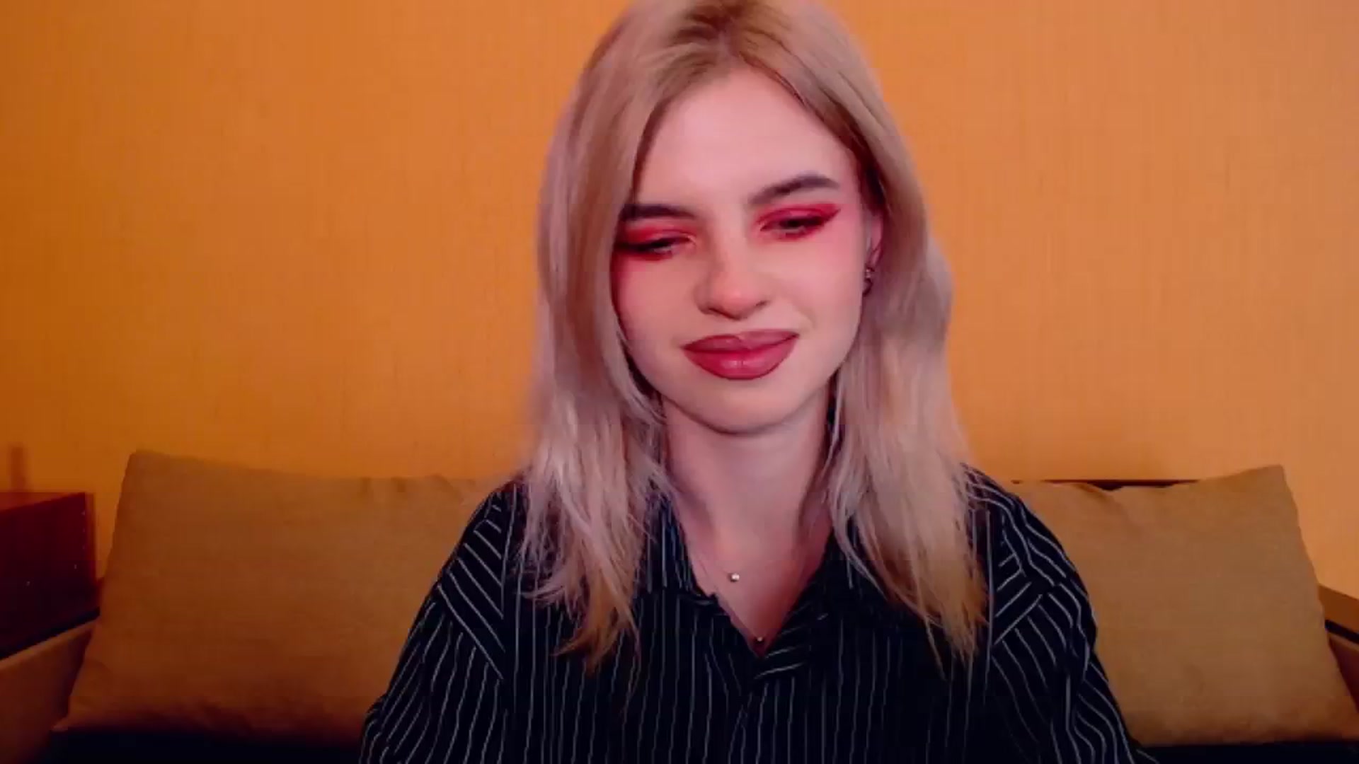 Gallery image thumbnail from Erineys's myfreecams stream on, 12/01/2023, 18:38 image 1 of 20