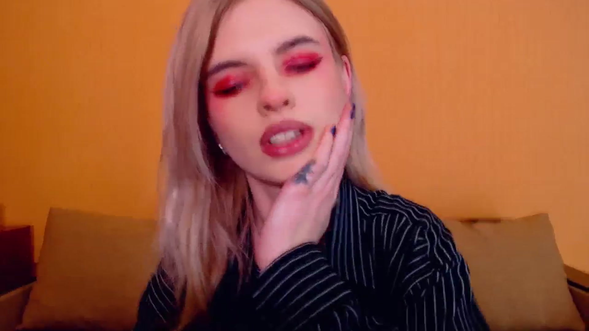 Gallery image thumbnail from Erineys's myfreecams stream on, 12/01/2023, 18:38 image 4 of 20