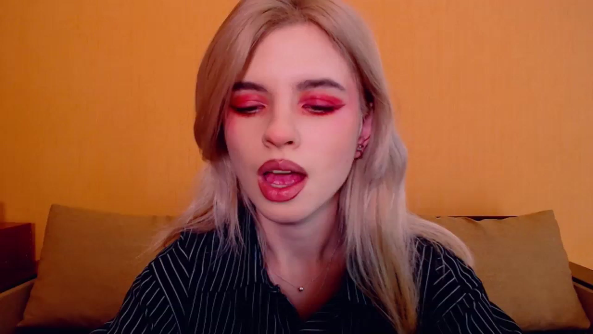 Gallery image thumbnail from Erineys's myfreecams stream on, 12/01/2023, 18:38 image 16 of 20