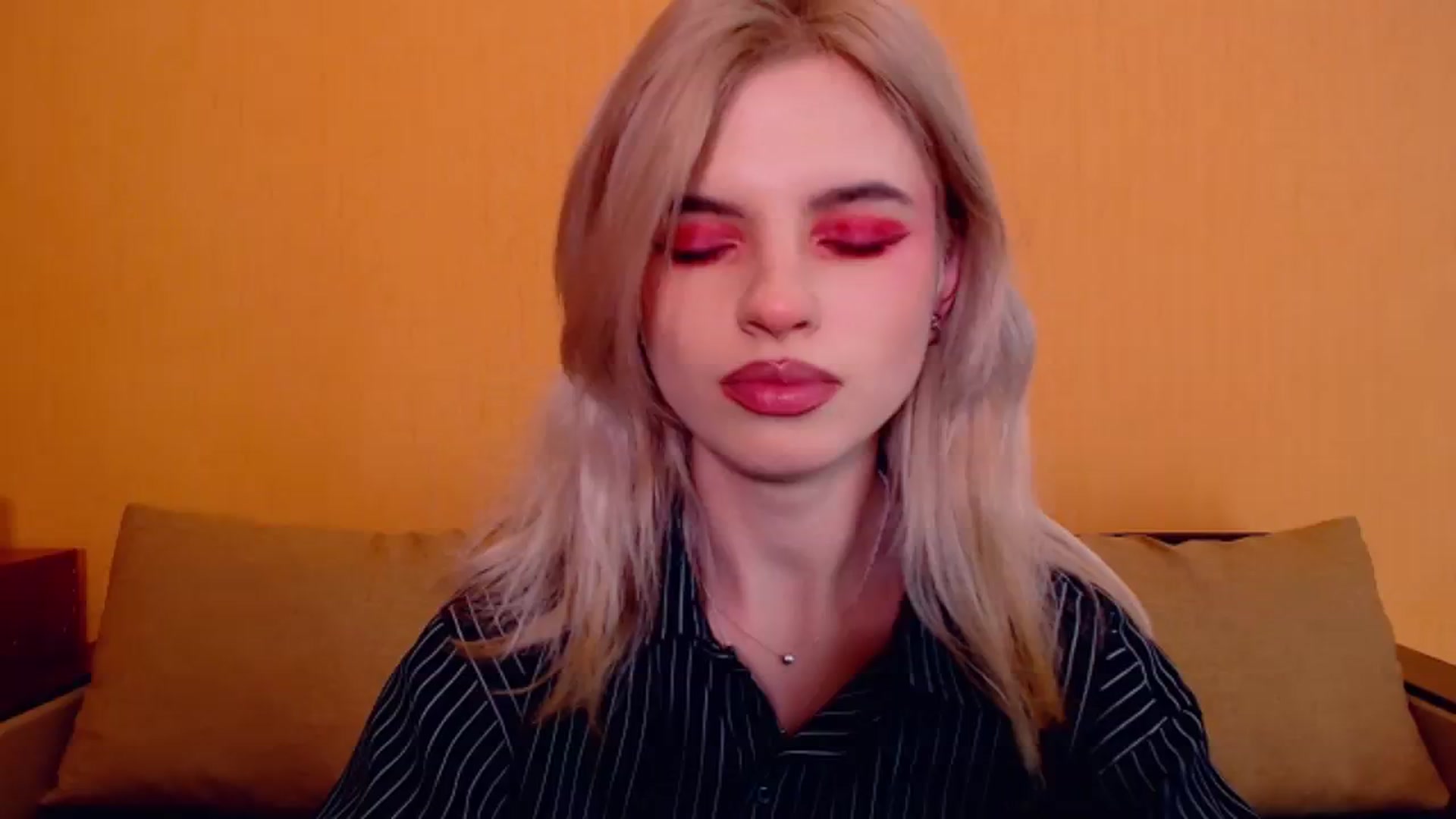 Gallery image thumbnail from Erineys's myfreecams stream on, 12/01/2023, 18:38 image 17 of 20