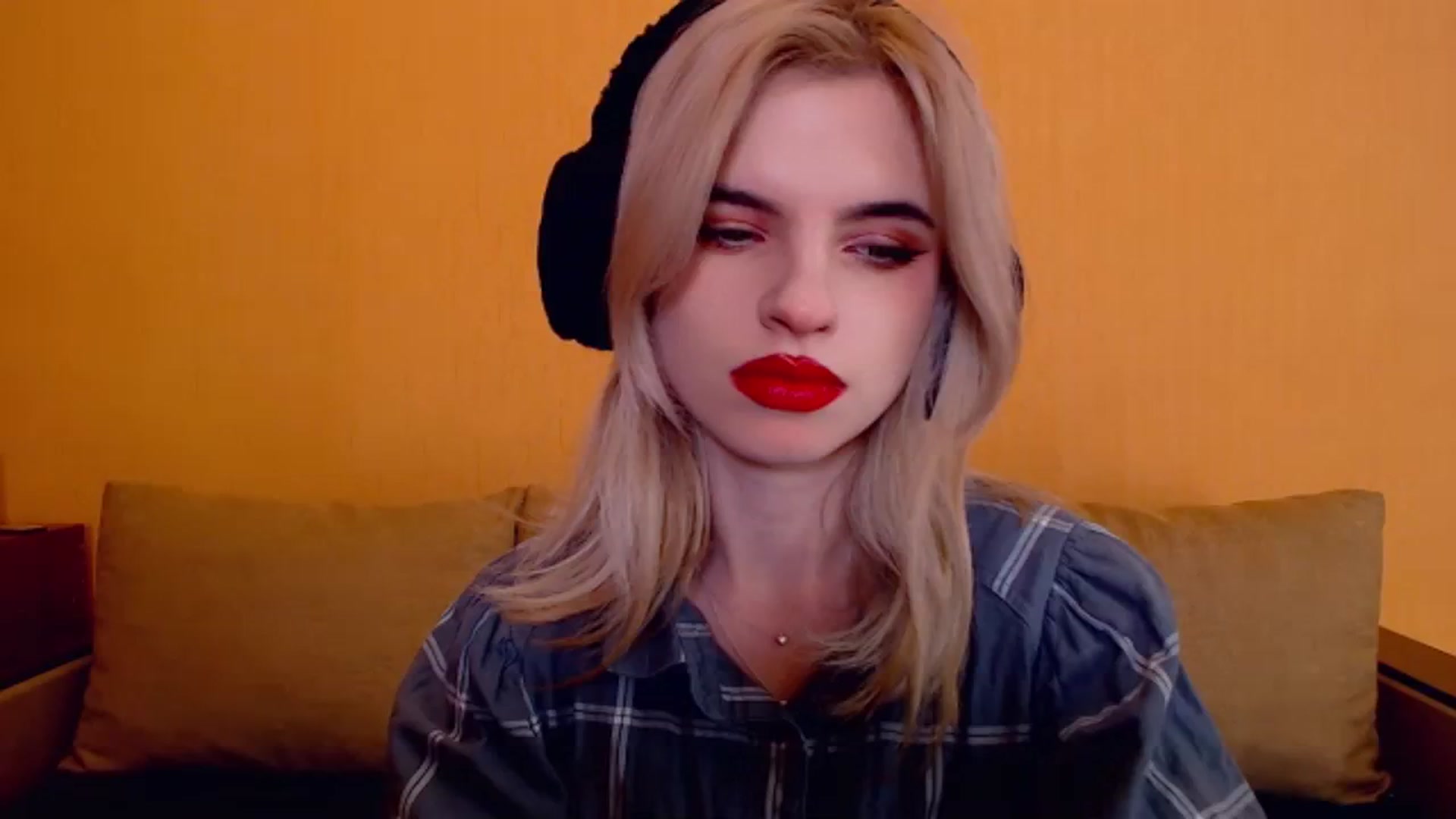 Gallery image thumbnail from Erineys's myfreecams stream on, 12/03/2023, 17:40 image 17 of 20