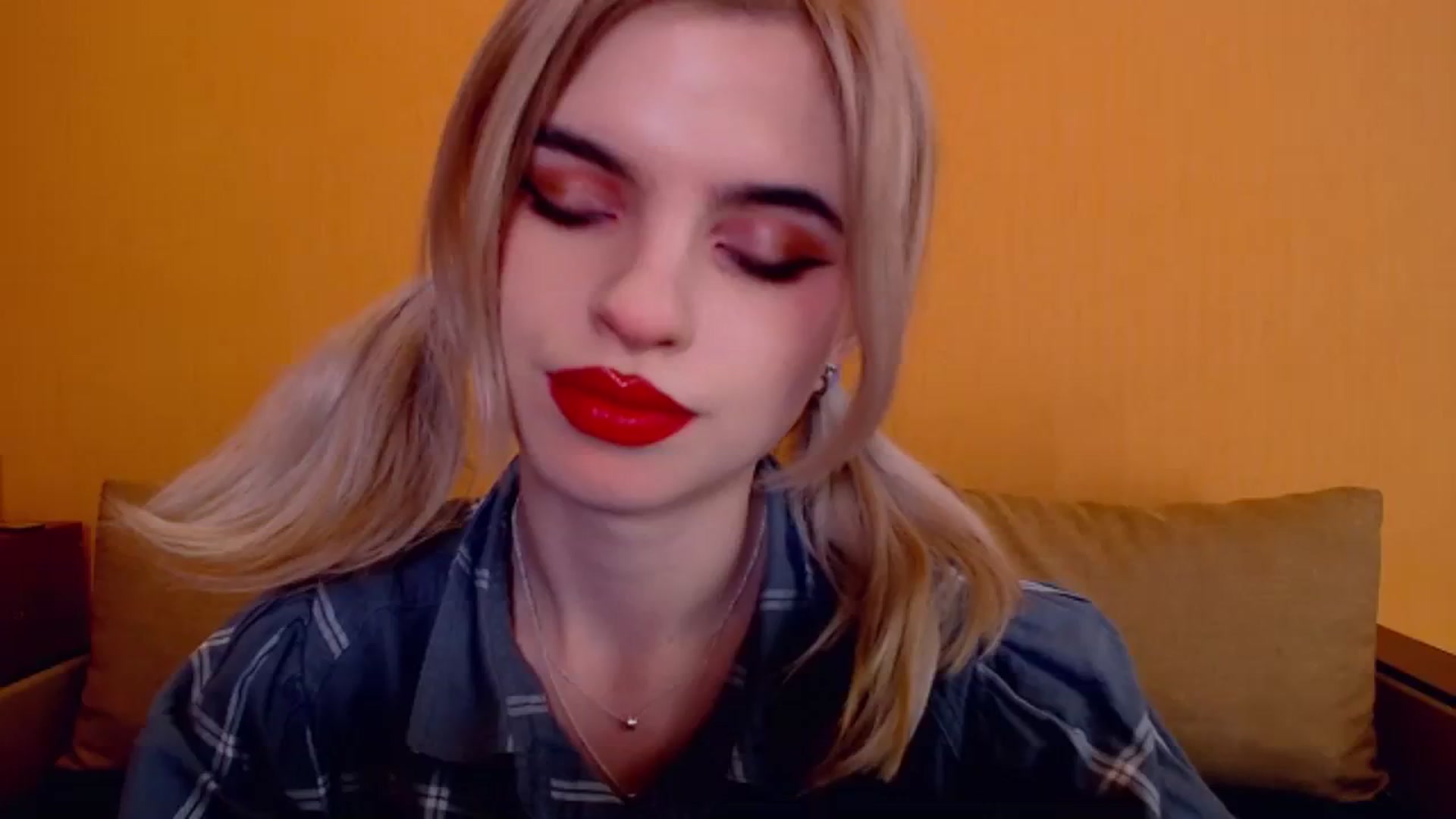 Gallery image thumbnail from Erineys's myfreecams stream on, 12/03/2023, 17:40 image 1 of 20