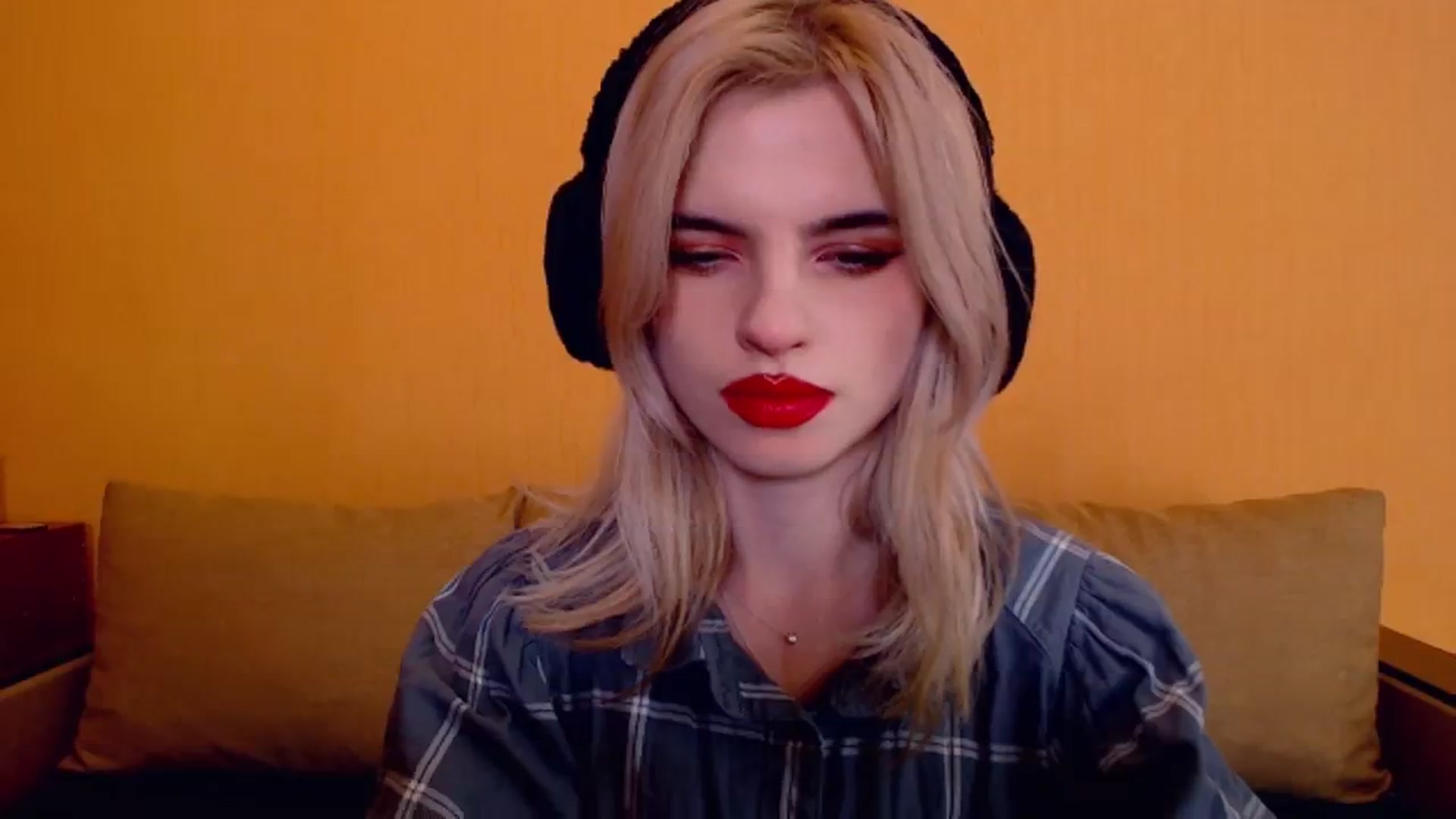 Gallery image thumbnail from Erineys's myfreecams stream on, 12/03/2023, 17:40 image 18 of 20