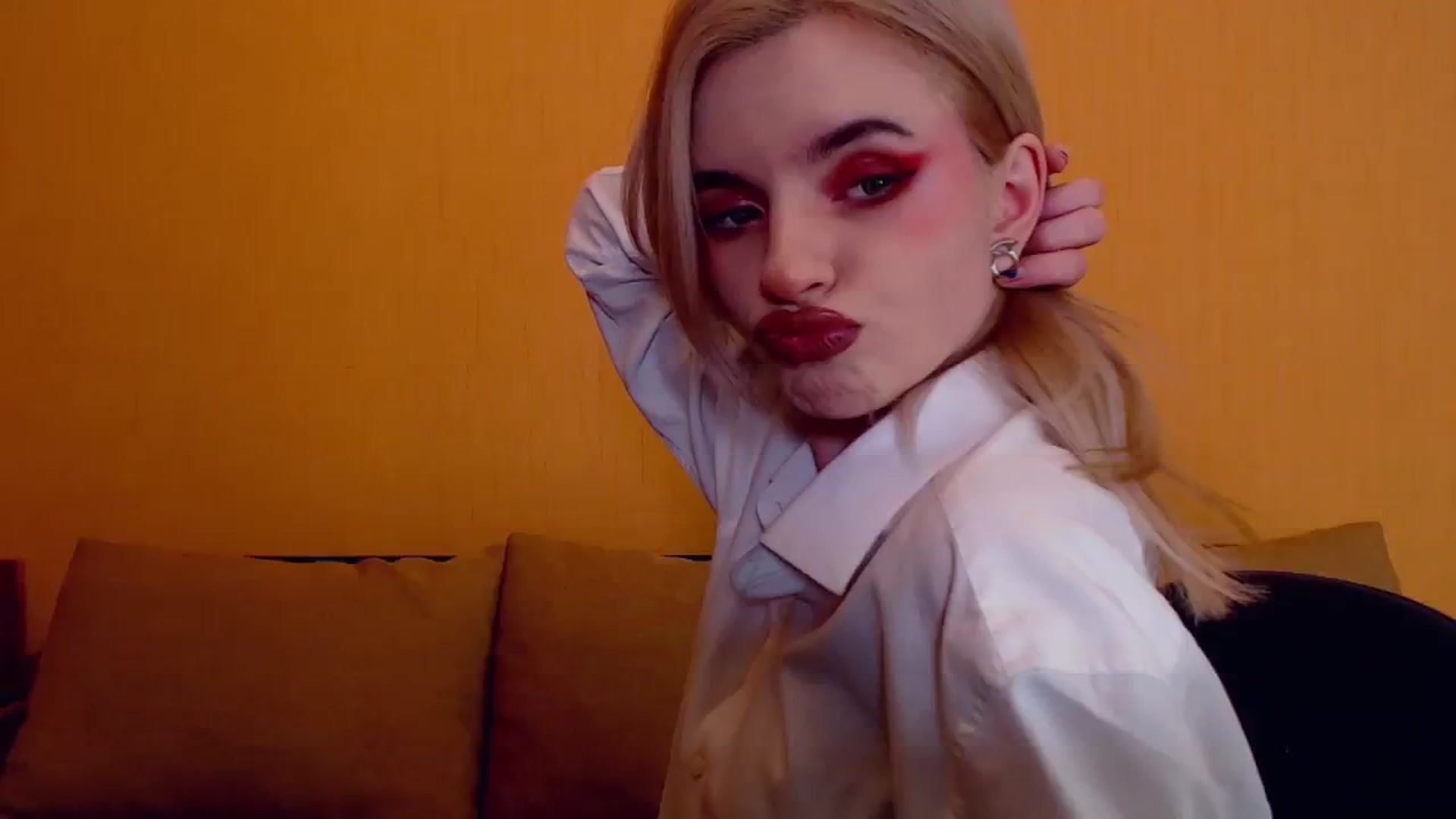 Gallery image thumbnail from Erineys's myfreecams stream on, 12/04/2023, 16:52 image 14 of 20