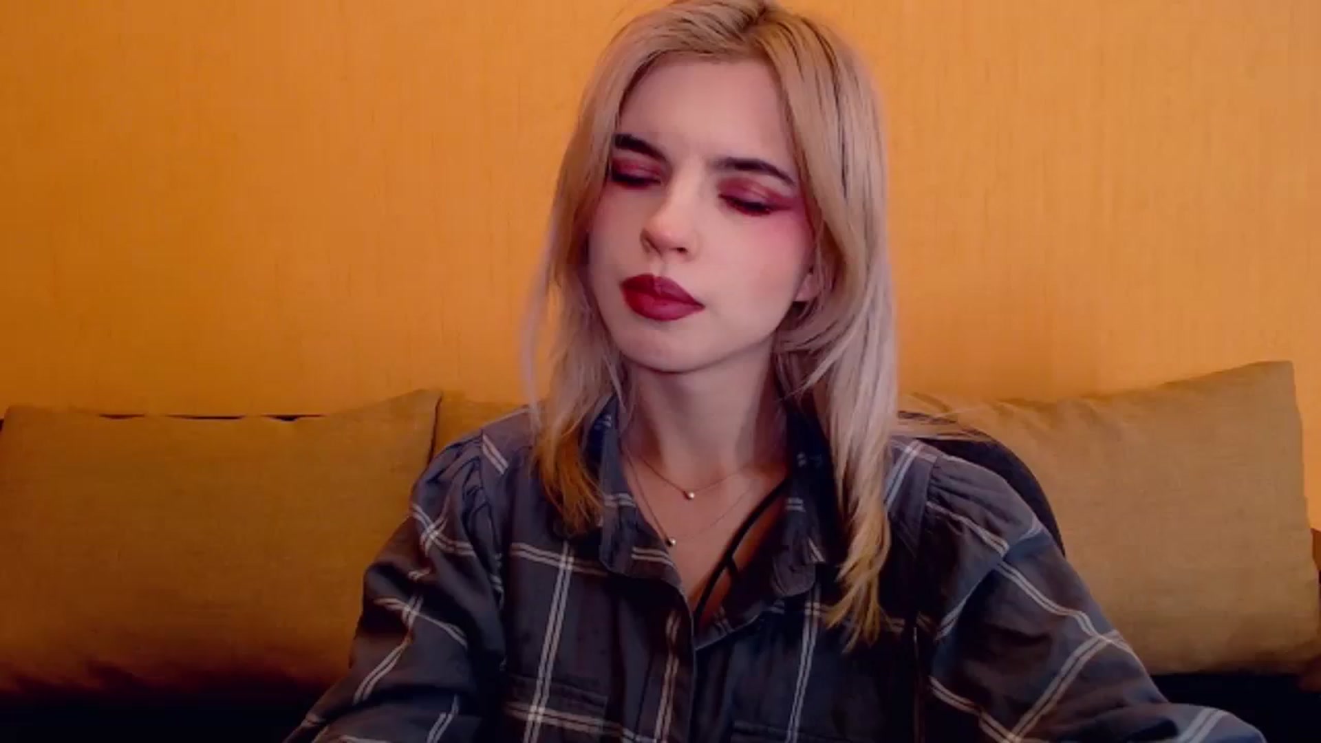 Gallery image thumbnail from Erineys's myfreecams stream on, 12/07/2023, 15:57 image 11 of 20