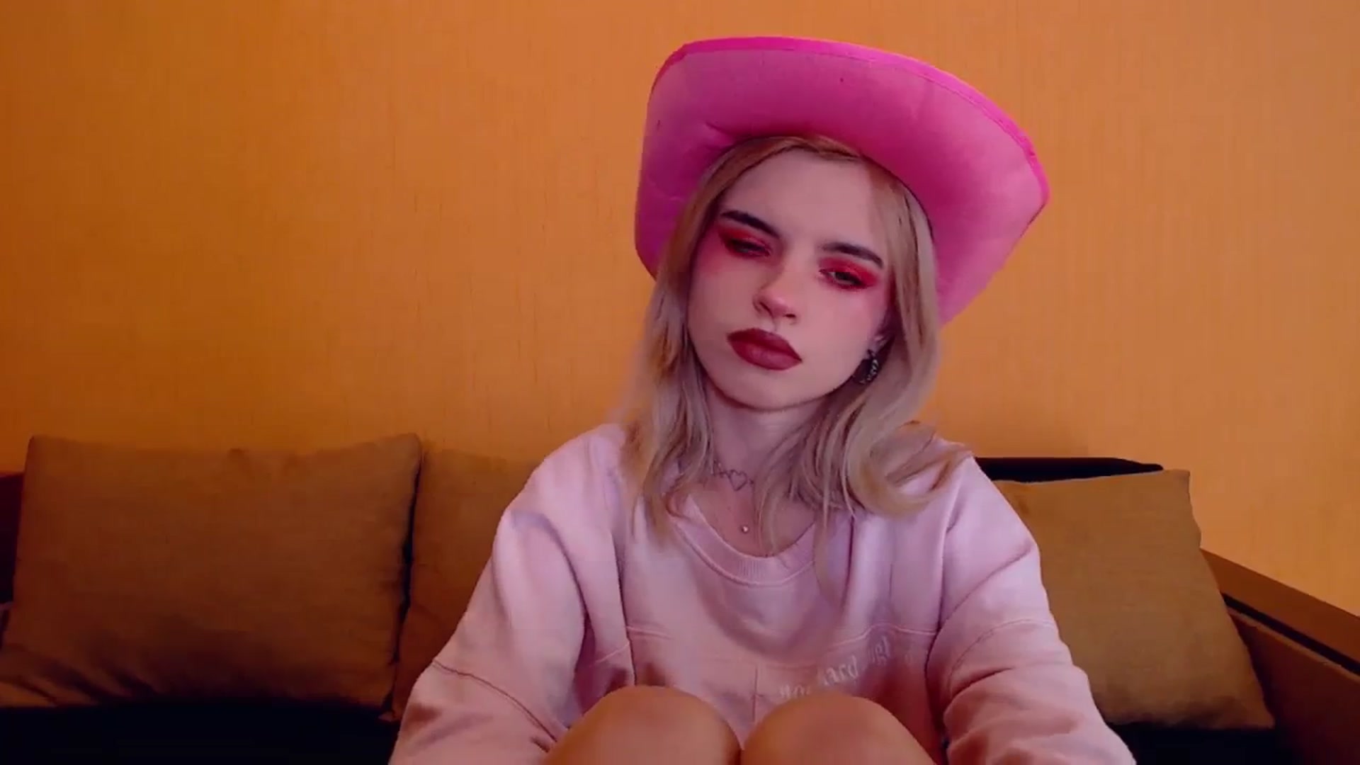 Gallery image thumbnail from Erineys's myfreecams stream on, 12/08/2023, 15:10 image 13 of 20