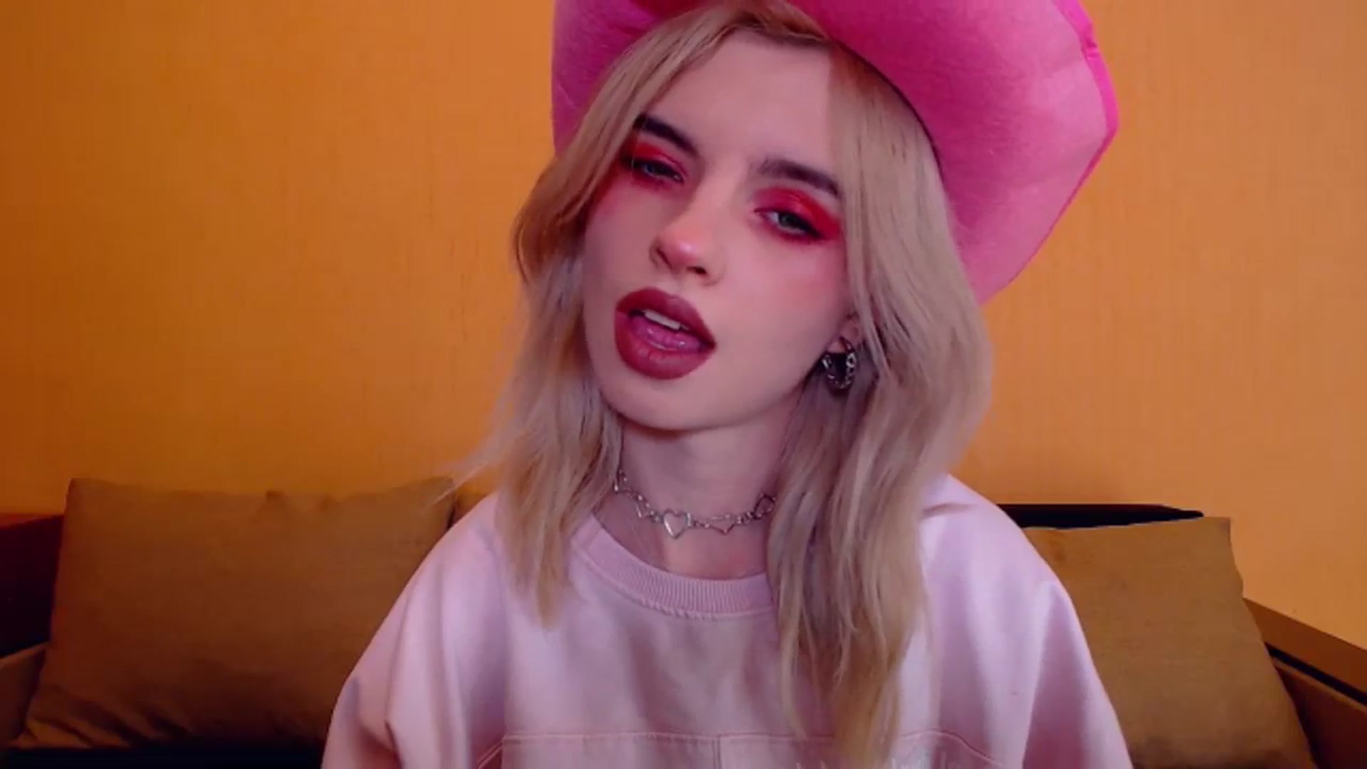 Gallery image thumbnail from Erineys's myfreecams stream on, 12/08/2023, 15:10 image 7 of 20