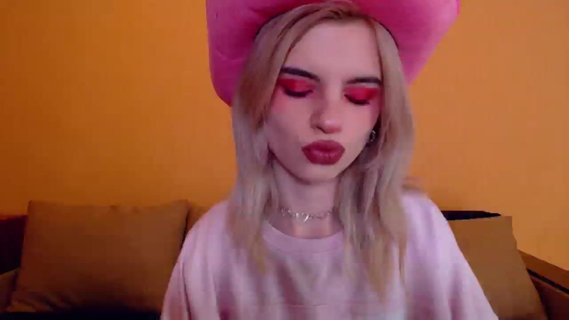 Gallery image thumbnail from Erineys's myfreecams stream on, 12/08/2023, 15:10 image 4 of 20