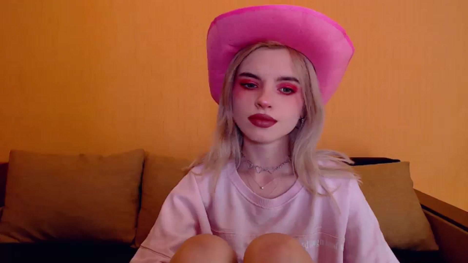 Gallery image thumbnail from Erineys's myfreecams stream on, 12/08/2023, 15:10 image 18 of 20